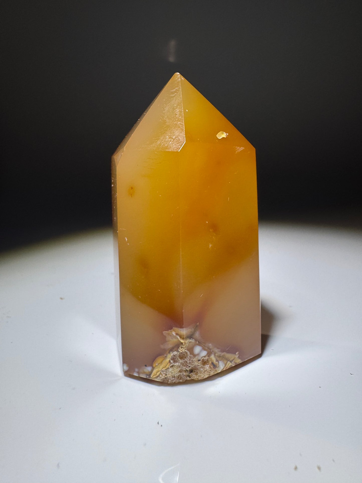 Süsse orangebraune Achat-Spitze aus Brasilien