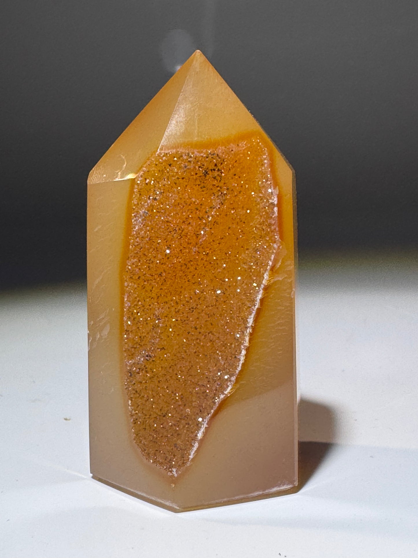 Süsse orangebraune Achat-Spitze aus Brasilien