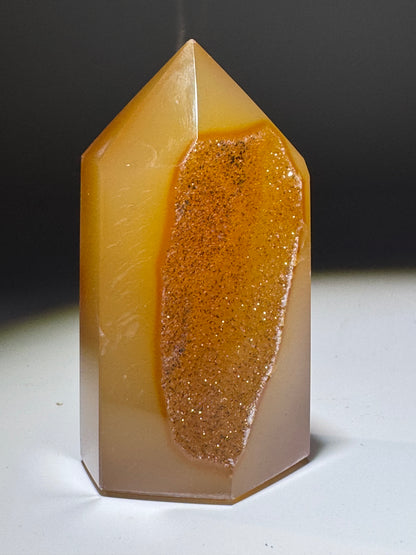 Süsse orangebraune Achat-Spitze aus Brasilien