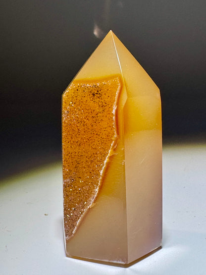 Süsse orangebraune Achat-Spitze aus Brasilien