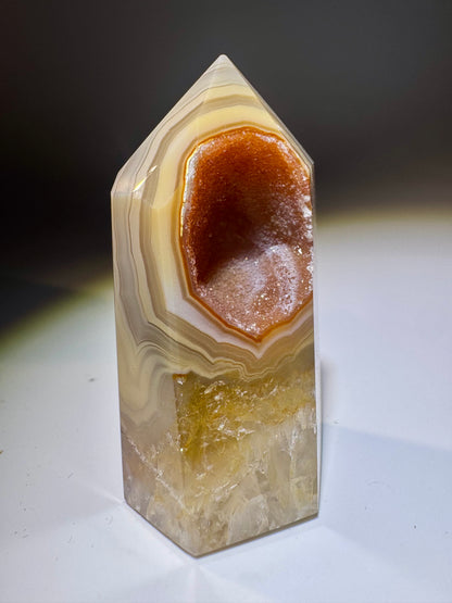 Süsse orangebraune Achat-Spitze aus Brasilien 6.7cm