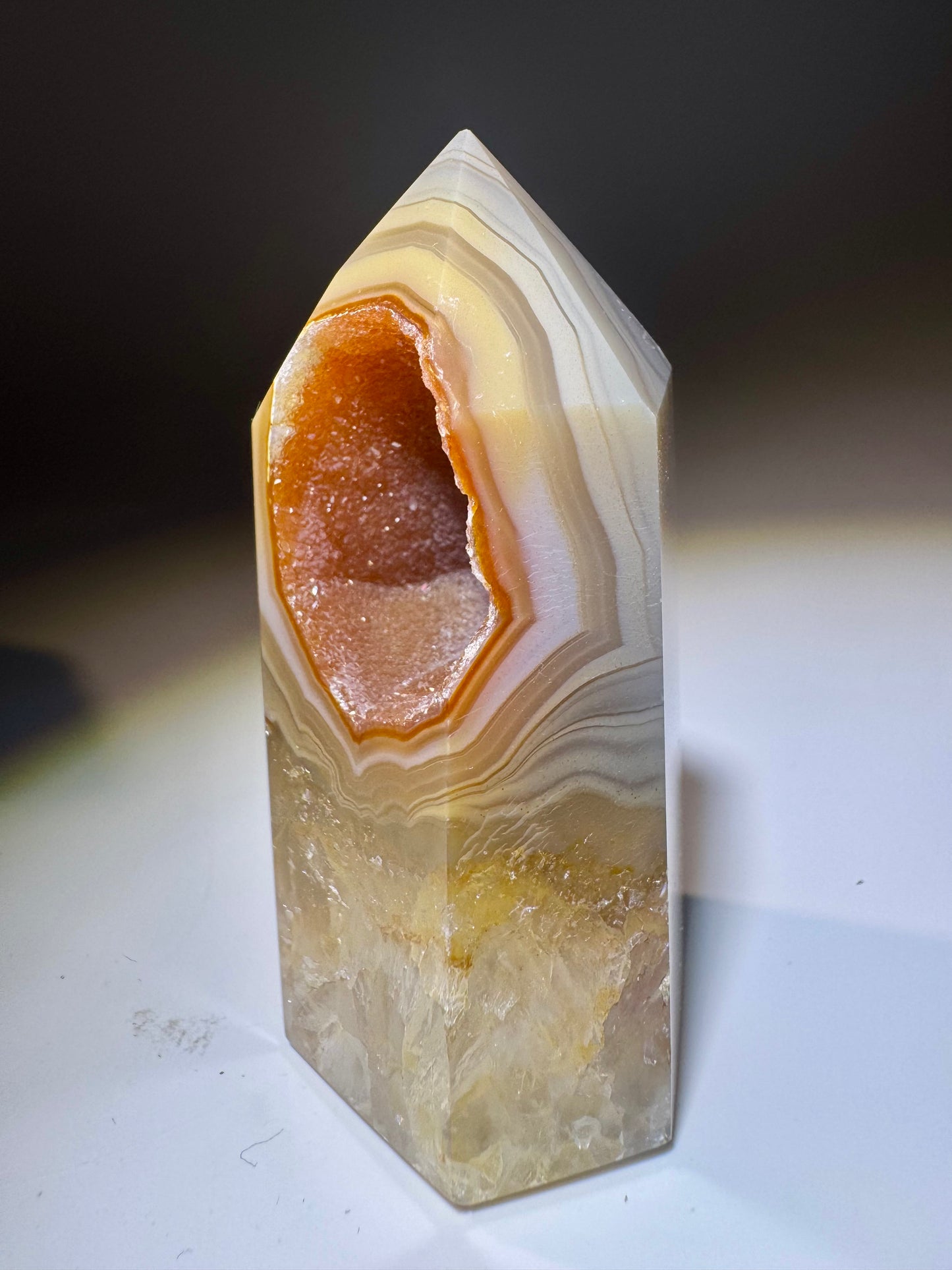 Süsse orangebraune Achat-Spitze aus Brasilien 6.7cm