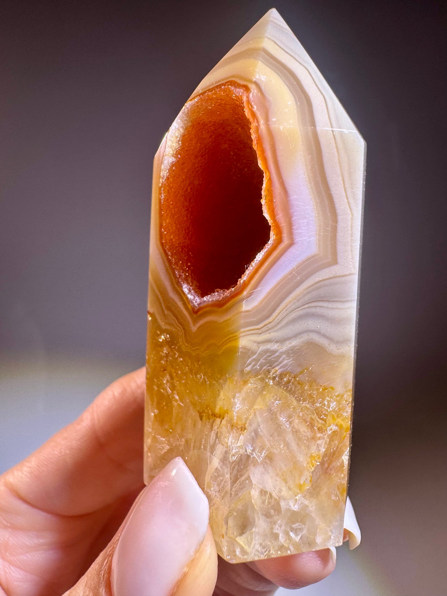 Süsse orangebraune Achat-Spitze aus Brasilien 6.7cm