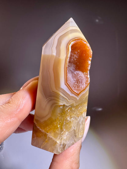 Süsse orangebraune Achat-Spitze aus Brasilien 6.7cm