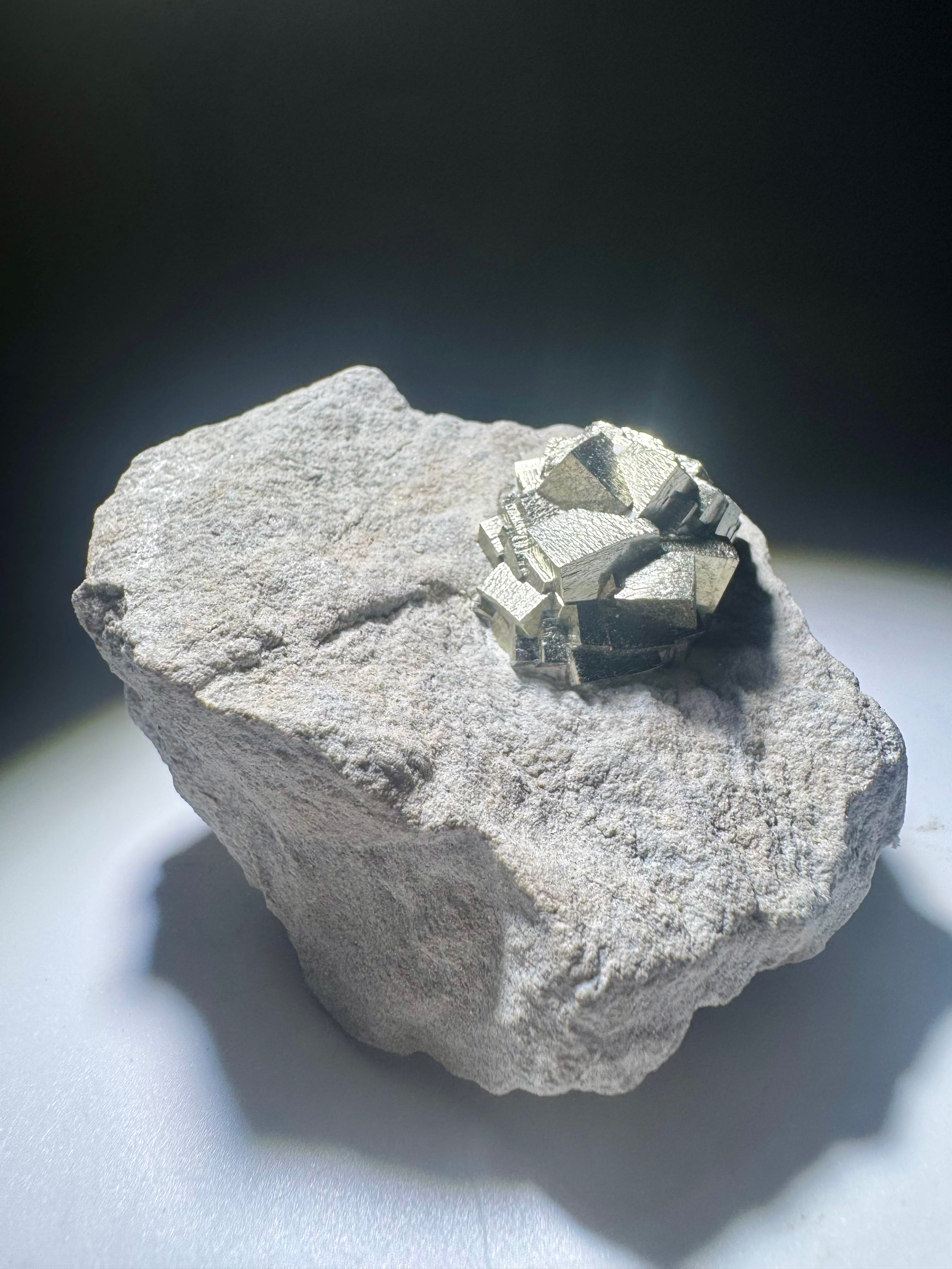 Seltene Pyrit-Formation auf Matrix aus Spanien – Naturwunder in Goldglanz