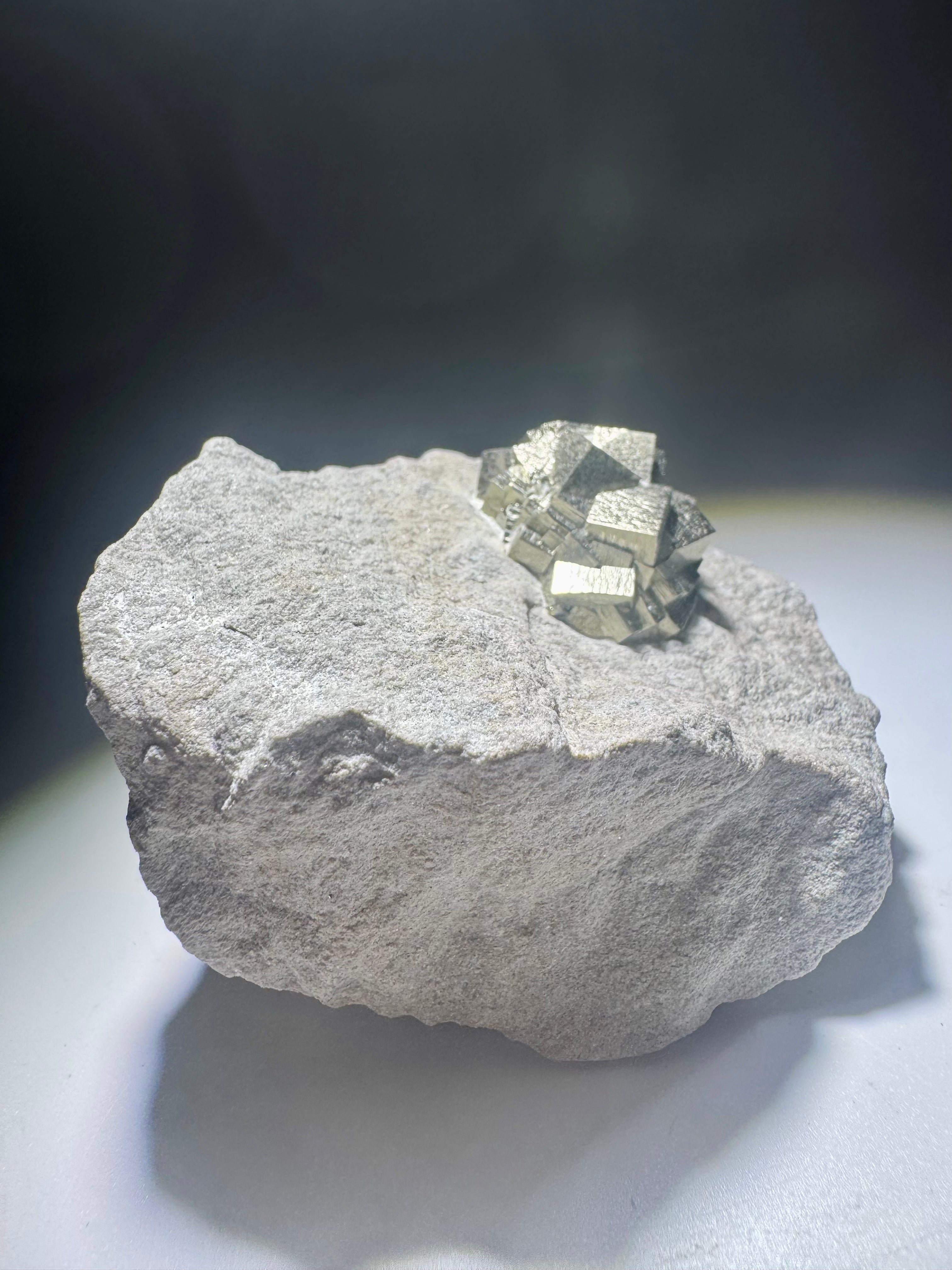 Seltene Pyrit-Formation auf Matrix aus Spanien – Naturwunder in Goldglanz
