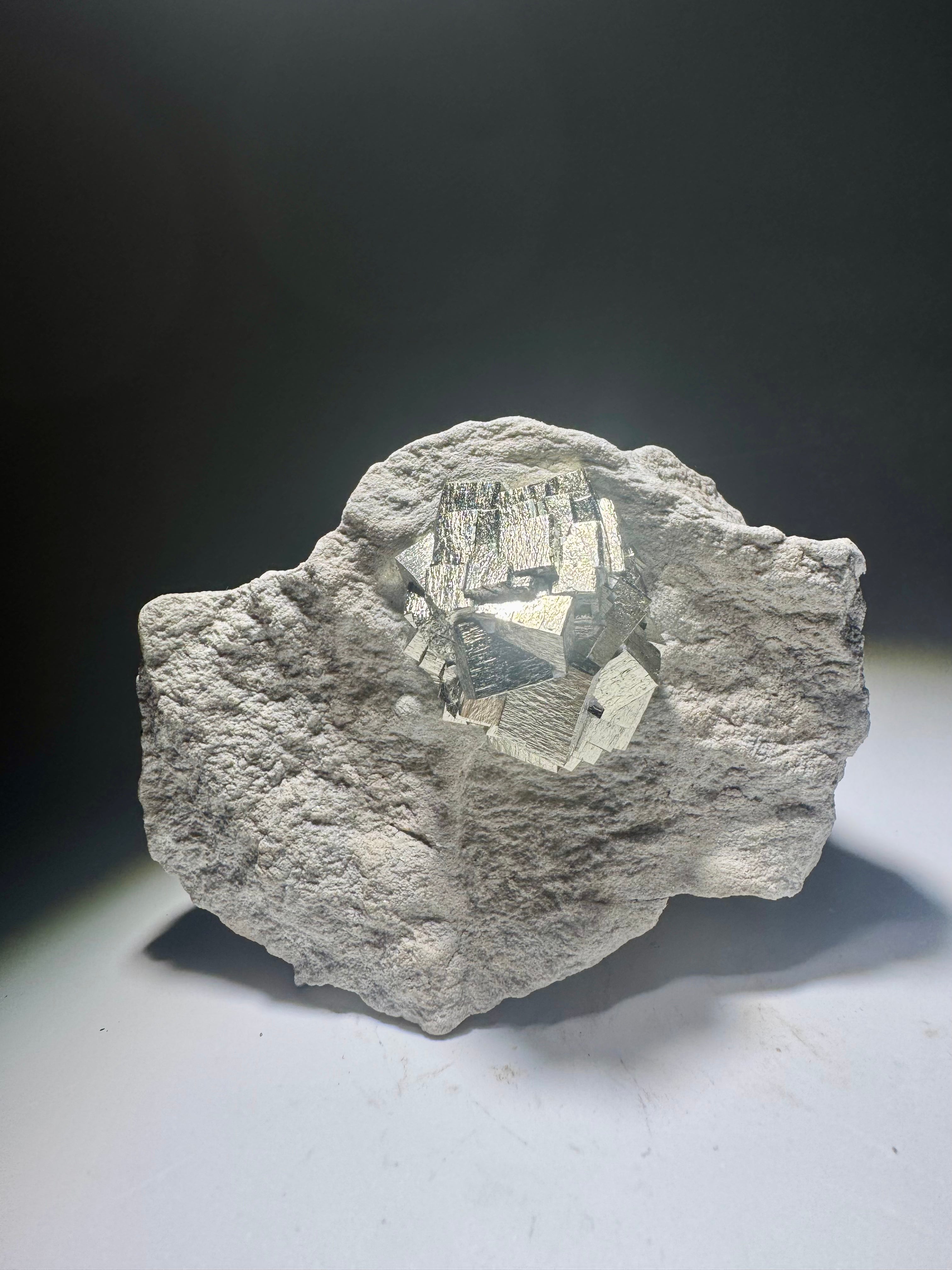 Seltene Pyrit-Formation auf Matrix aus Spanien – Naturwunder in Goldglanz