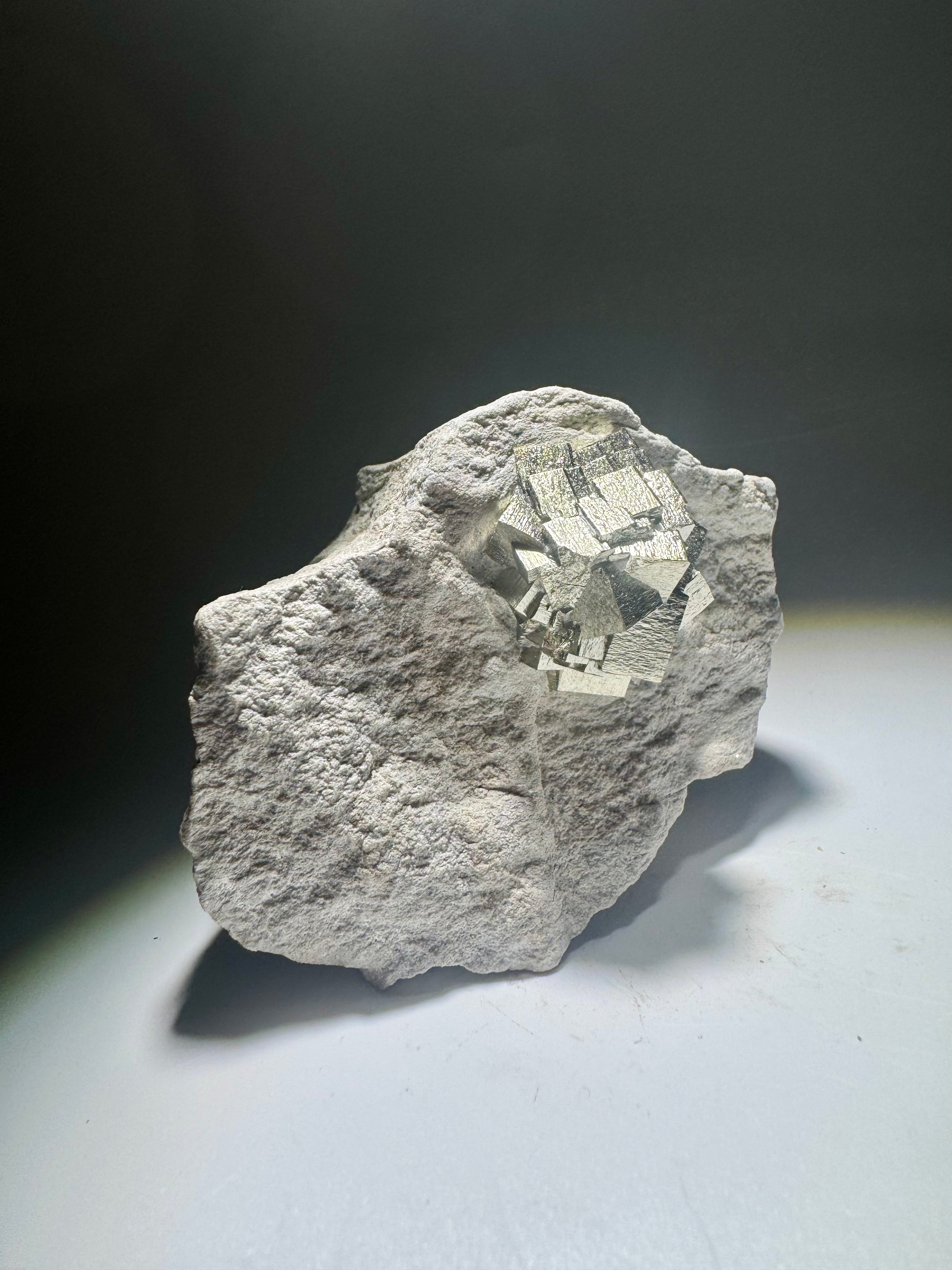 Seltene Pyrit-Formation auf Matrix aus Spanien – Naturwunder in Goldglanz