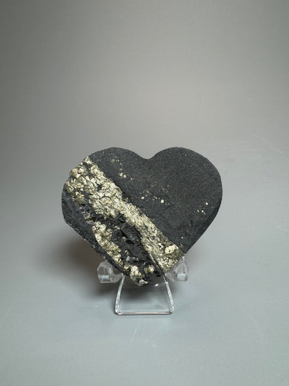 Schungit Herz mit Pyrit Kristallen aus Brasilien – 5.3 cm, 53 g, Schutzstein gegen elektromagnetische Strahlung