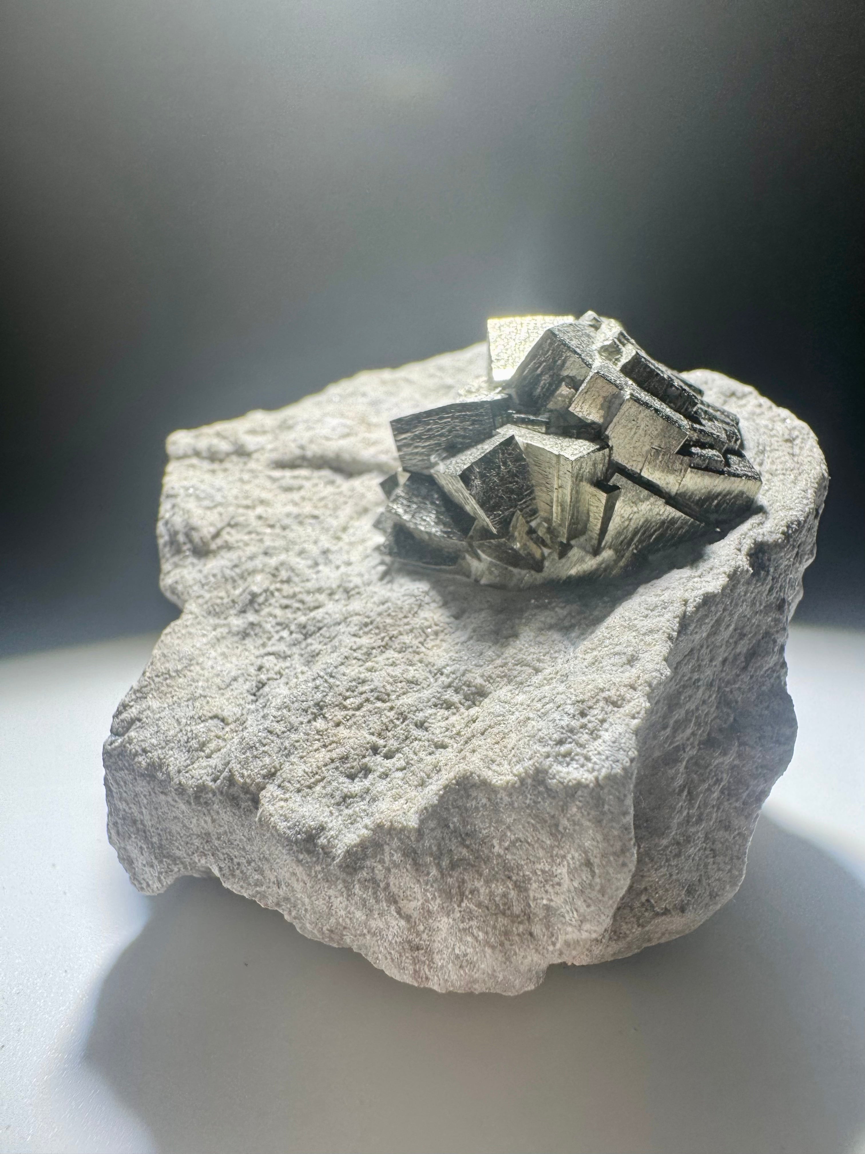 Seltene Pyrit-Formation auf Matrix aus Spanien – Naturwunder in Goldglanz