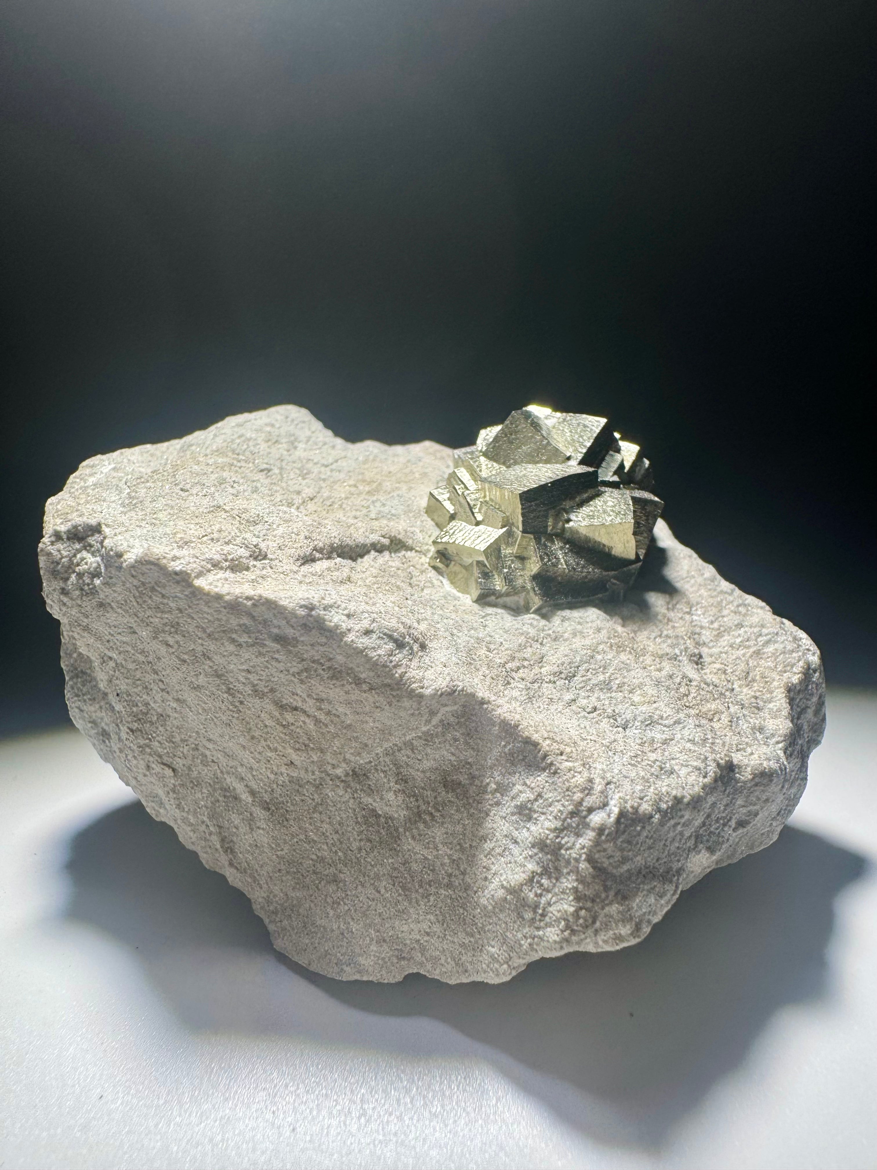 Seltene Pyrit-Formation auf Matrix aus Spanien – Naturwunder in Goldglanz