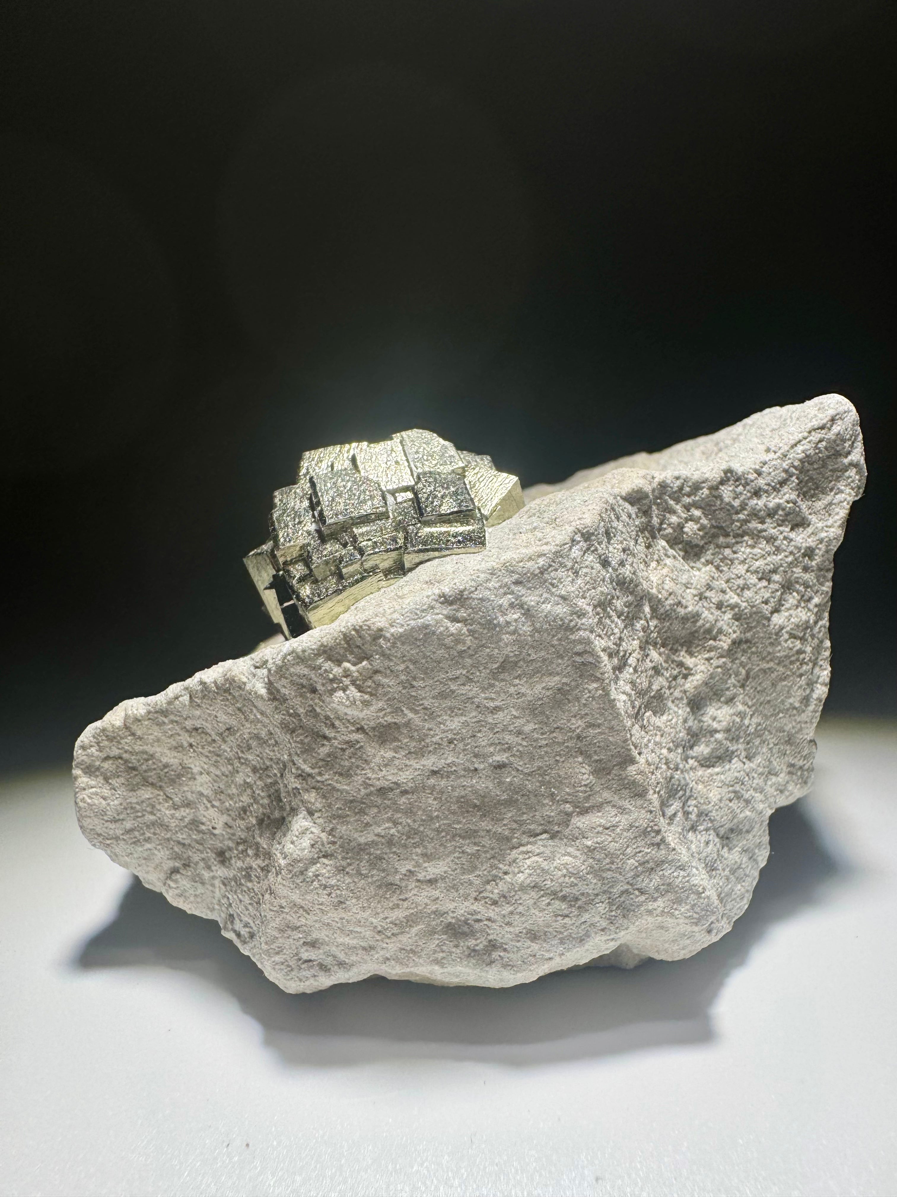 Seltene Pyrit-Formation auf Matrix aus Spanien – Naturwunder in Goldglanz