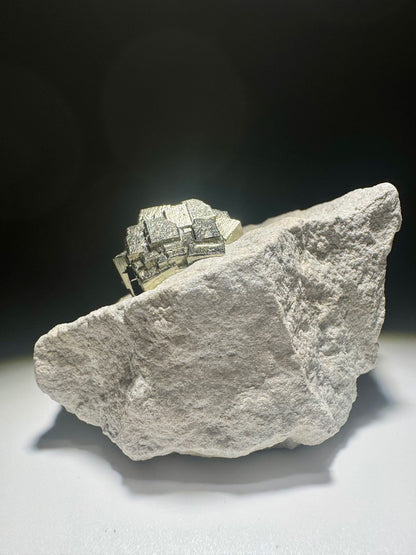 Seltene Pyrit-Formation auf Matrix aus Spanien – Naturwunder in Goldglanz