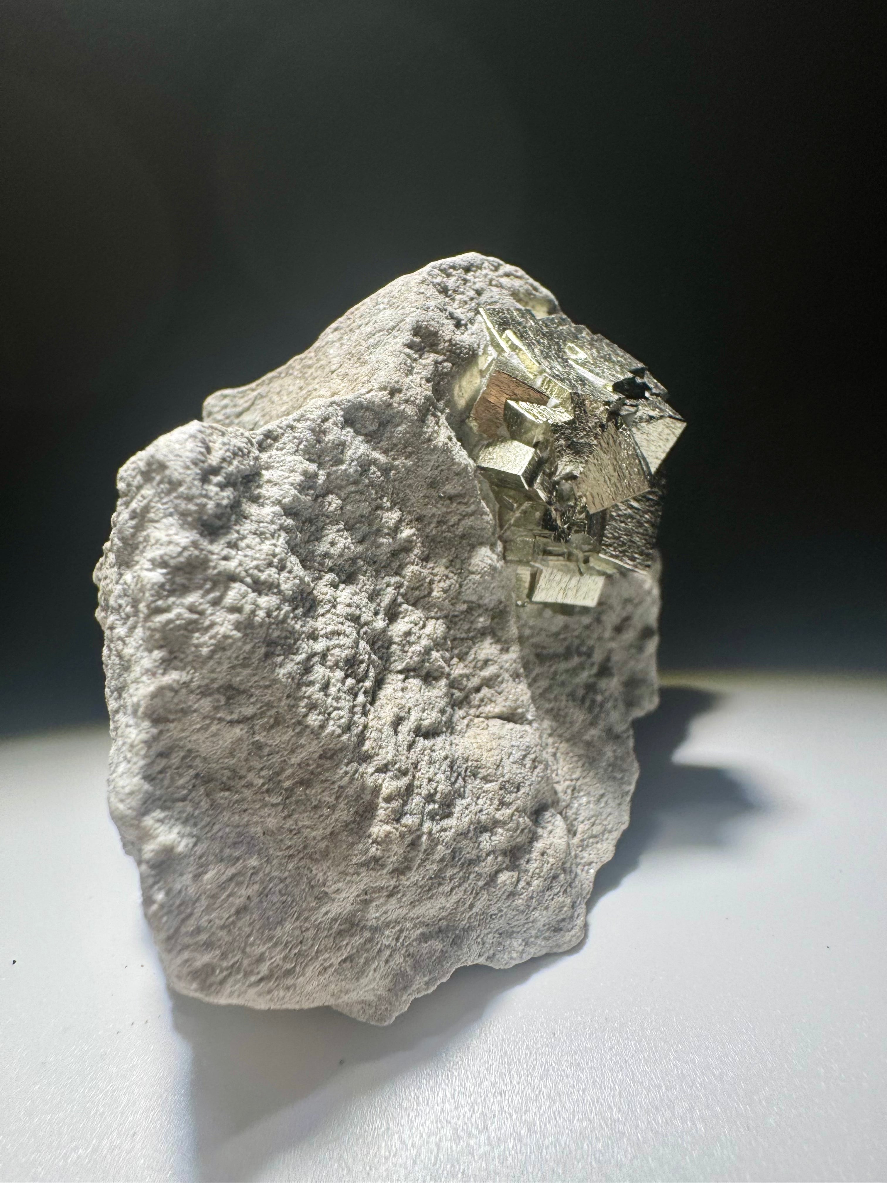 Seltene Pyrit-Formation auf Matrix aus Spanien – Naturwunder in Goldglanz