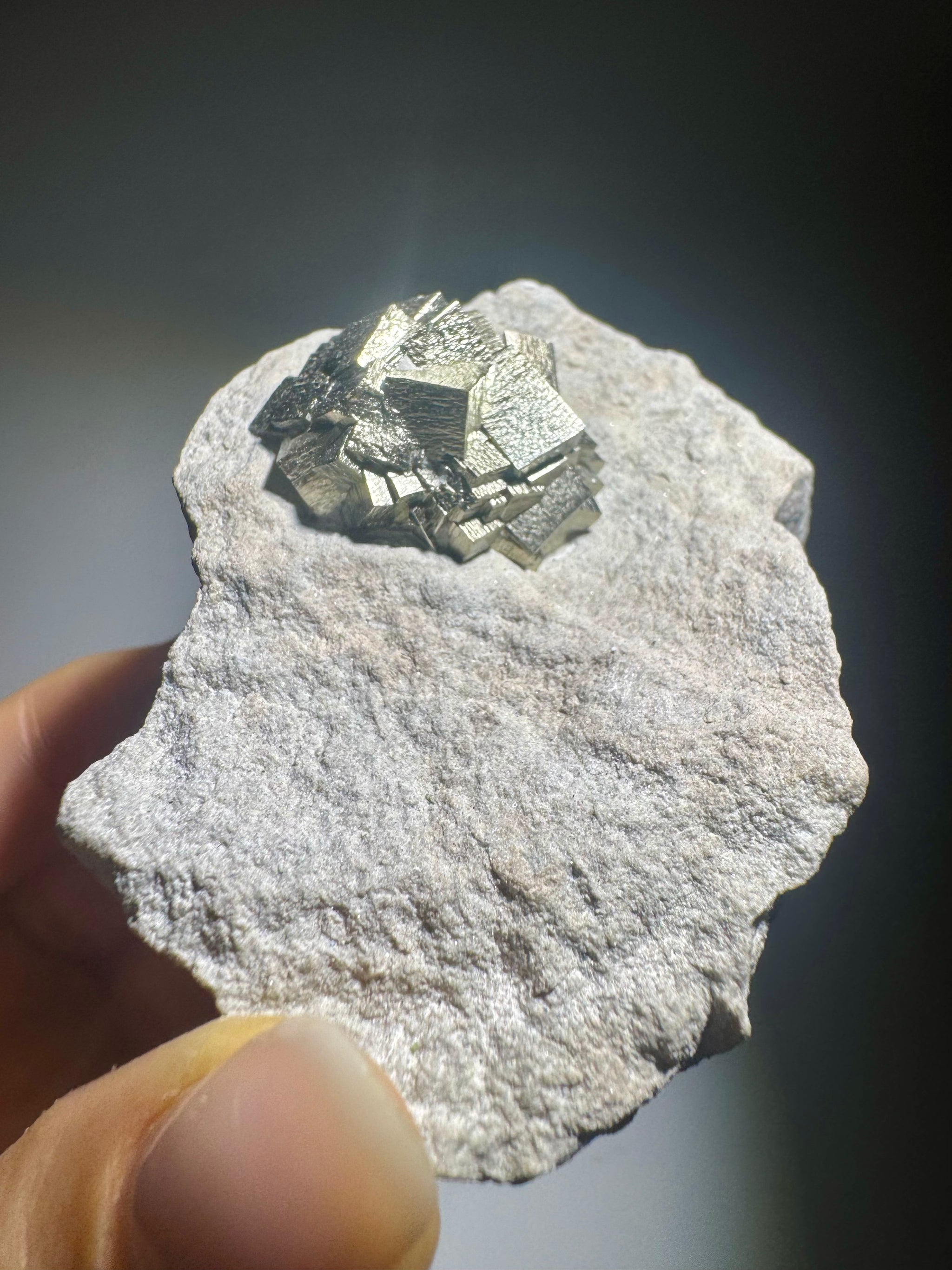 Seltene Pyrit-Formation auf Matrix aus Spanien – Naturwunder in Goldglanz