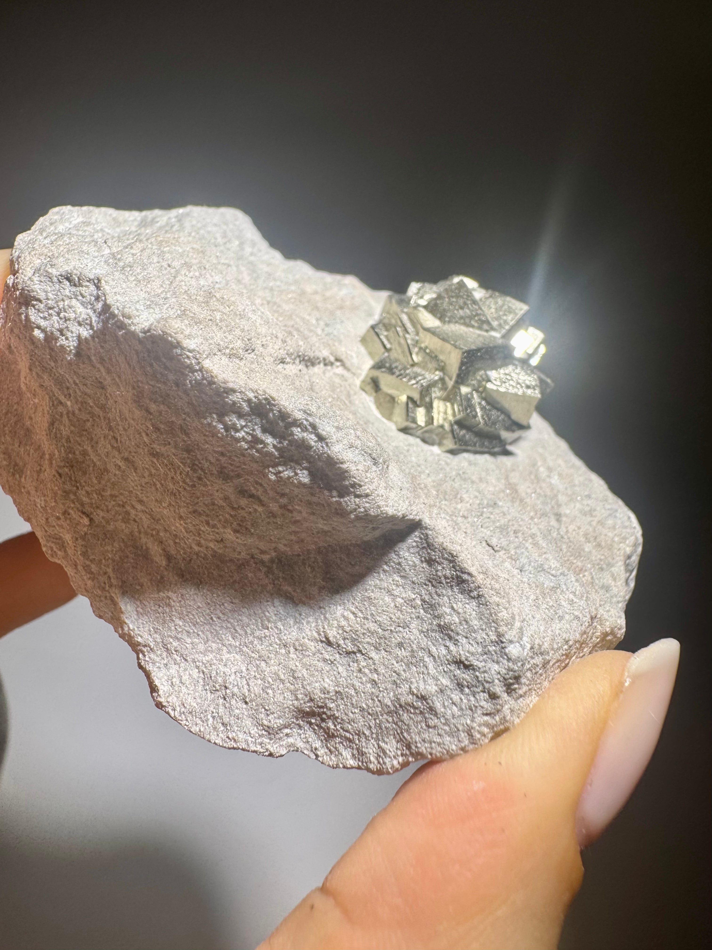 Seltene Pyrit-Formation auf Matrix aus Spanien – Naturwunder in Goldglanz