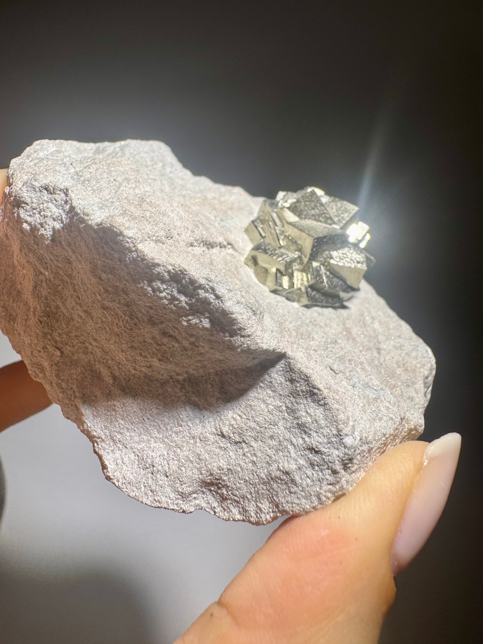 Seltene Pyrit-Formation auf Matrix aus Spanien – Naturwunder in Goldglanz
