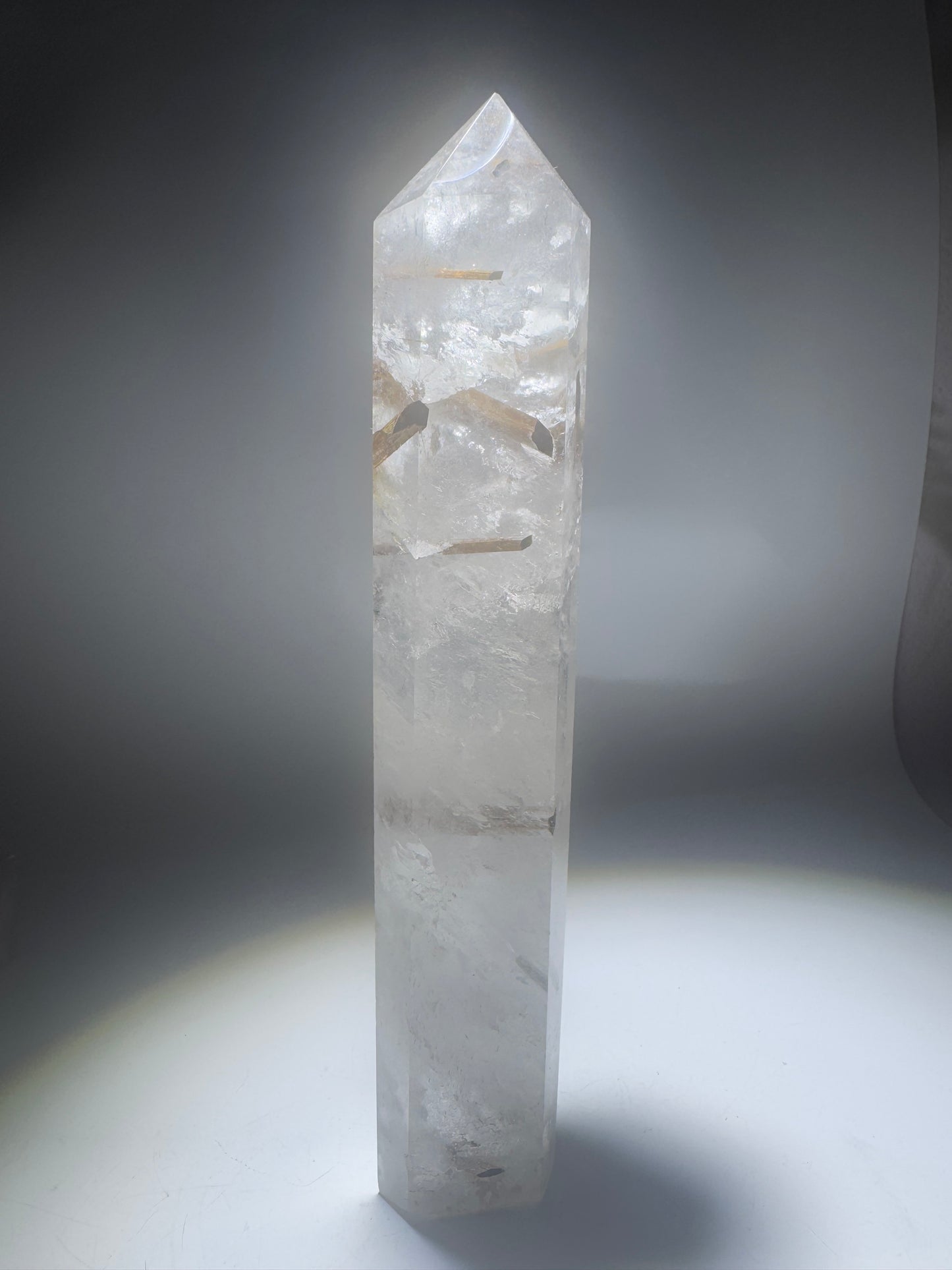 Bezaubernde Bergkristallspitze mit goldbraunen Turmalin-Einschlüssen ✨
