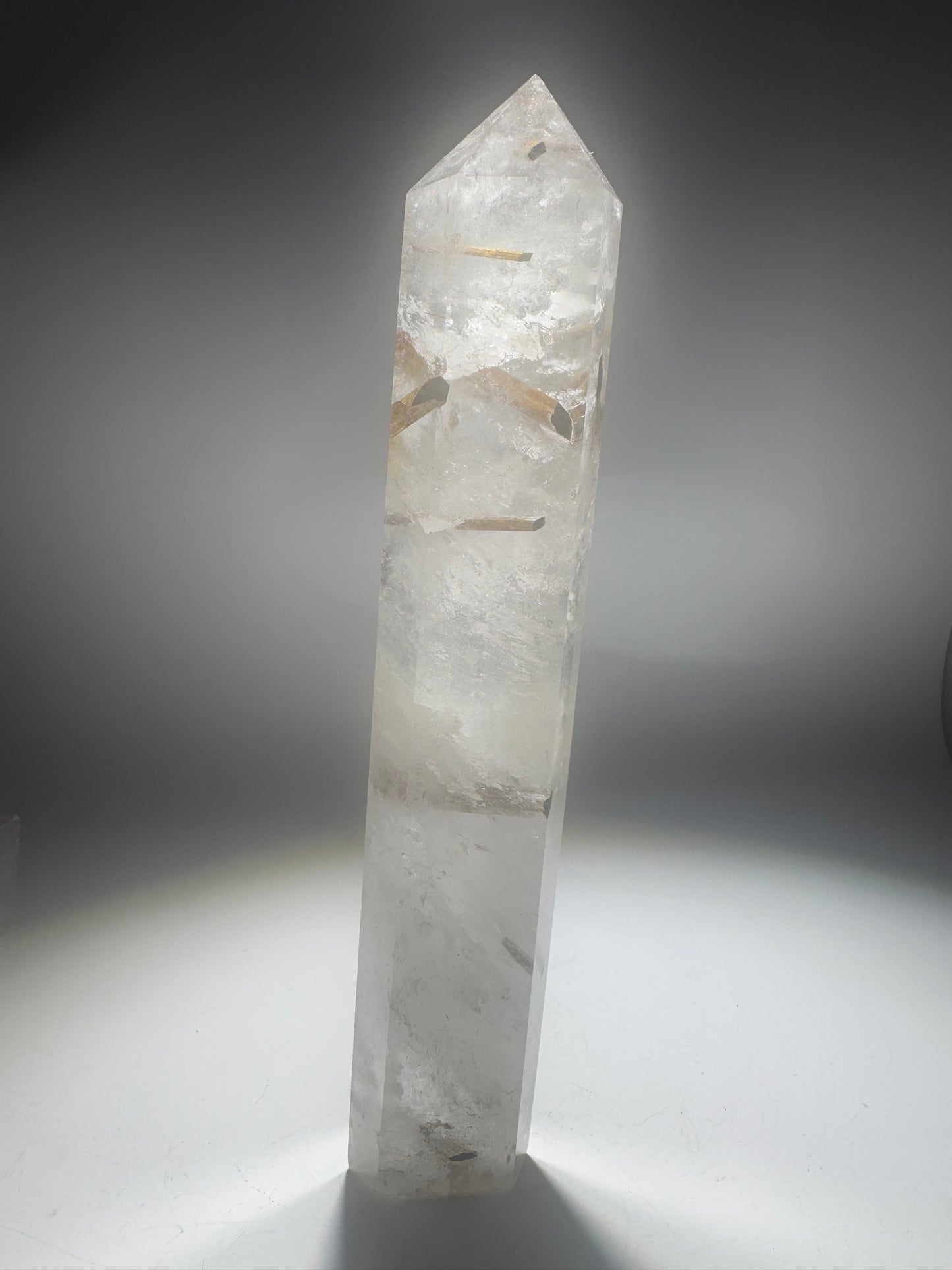 Bezaubernde Bergkristallspitze mit goldbraunen Turmalin-Einschlüssen ✨
