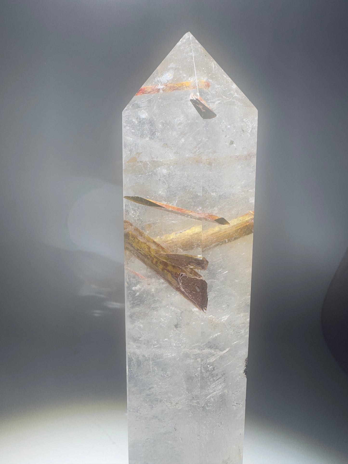 Bezaubernde Bergkristallspitze mit goldbraunen Turmalin-Einschlüssen ✨