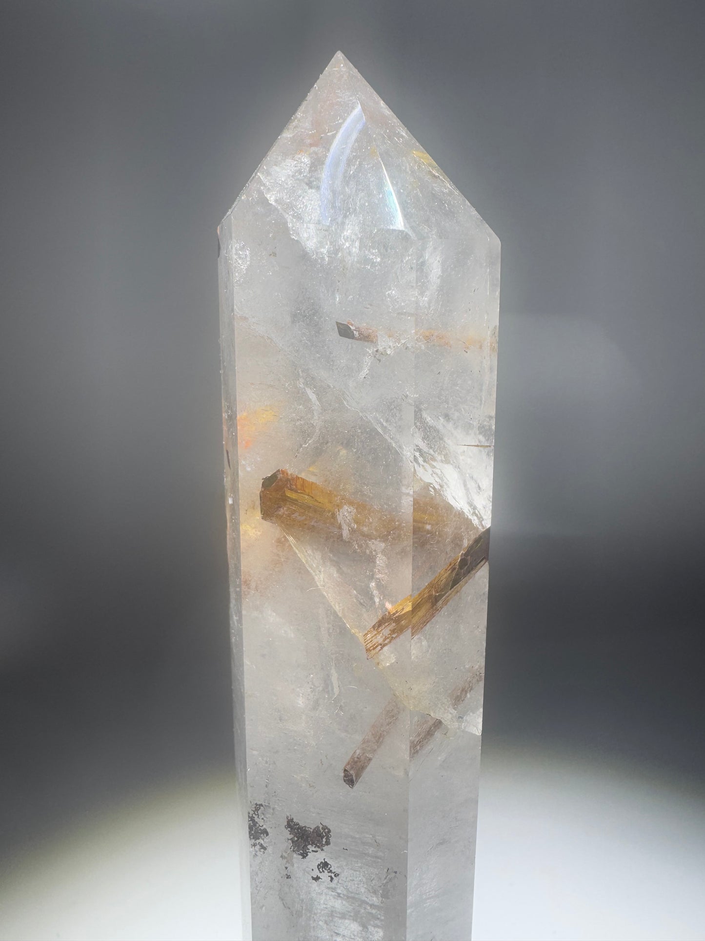 Bezaubernde Bergkristallspitze mit goldbraunen Turmalin-Einschlüssen ✨