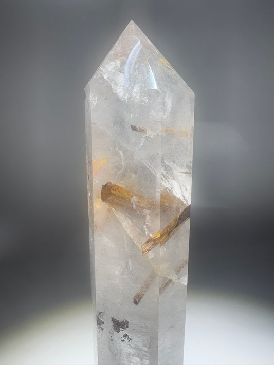 Bezaubernde Bergkristallspitze mit goldbraunen Turmalin-Einschlüssen ✨