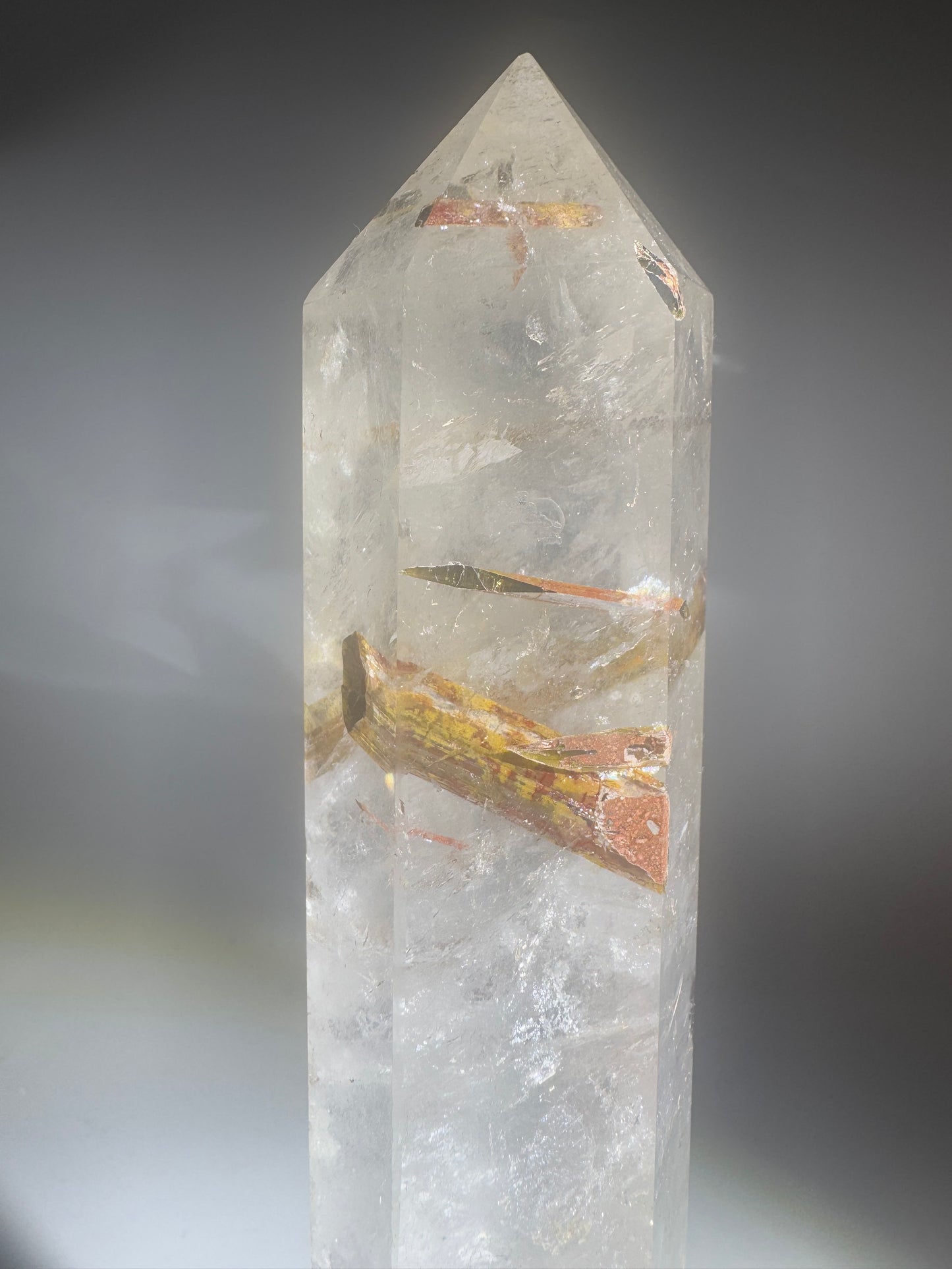 Bezaubernde Bergkristallspitze mit goldbraunen Turmalin-Einschlüssen ✨