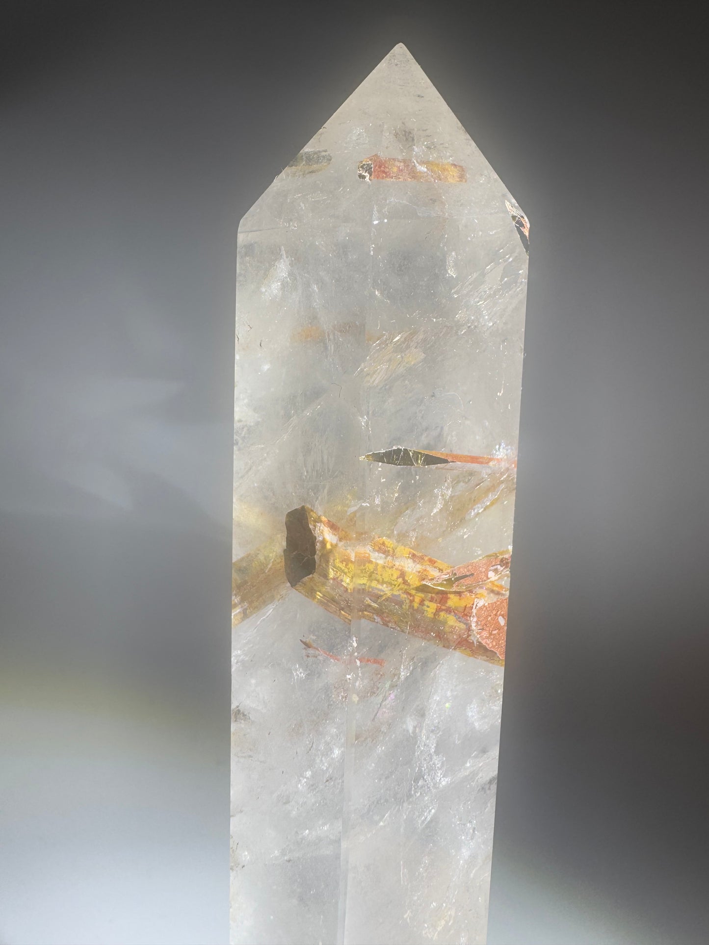 Bezaubernde Bergkristallspitze mit goldbraunen Turmalin-Einschlüssen ✨