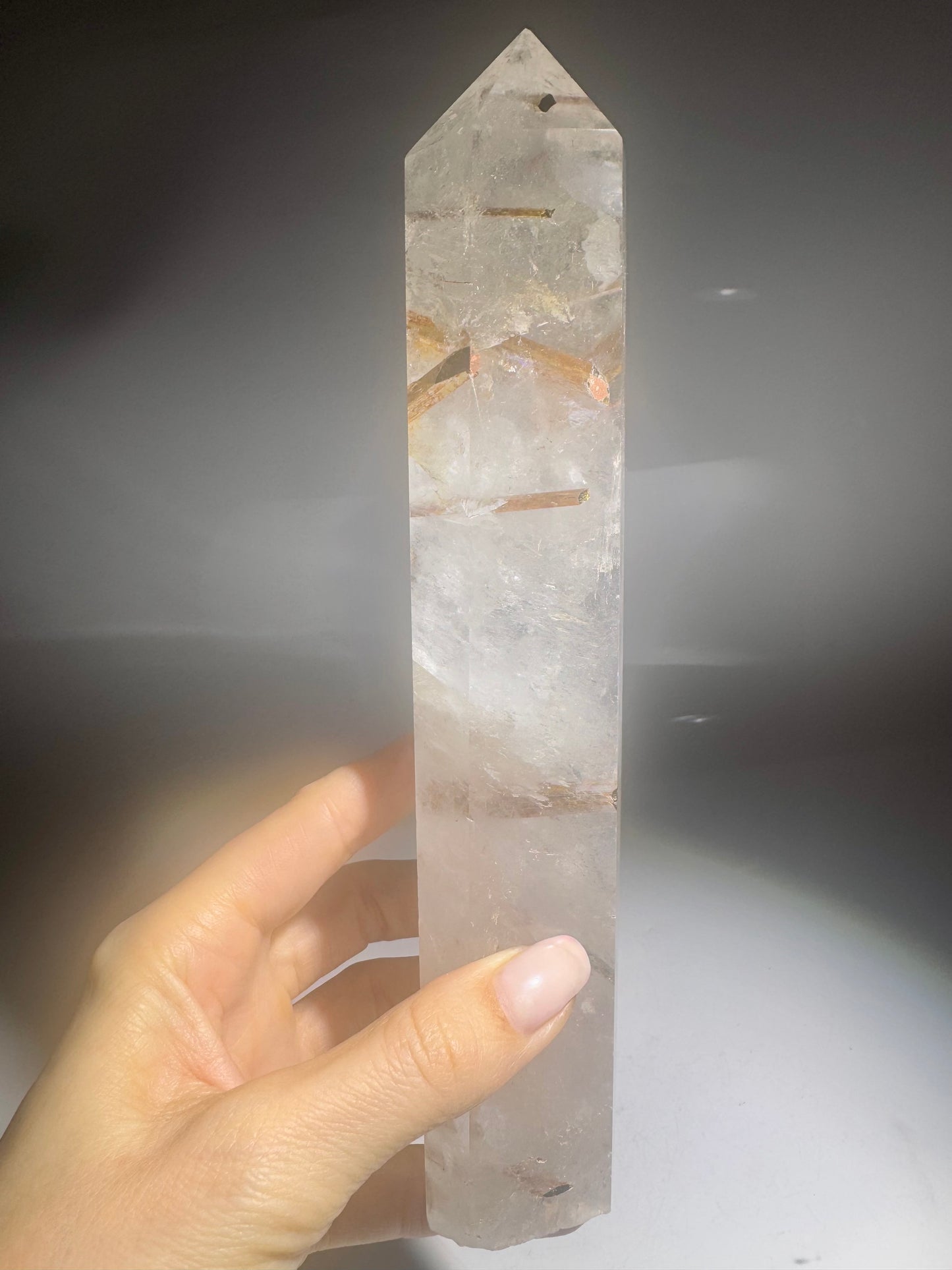 Bezaubernde Bergkristallspitze mit goldbraunen Turmalin-Einschlüssen ✨