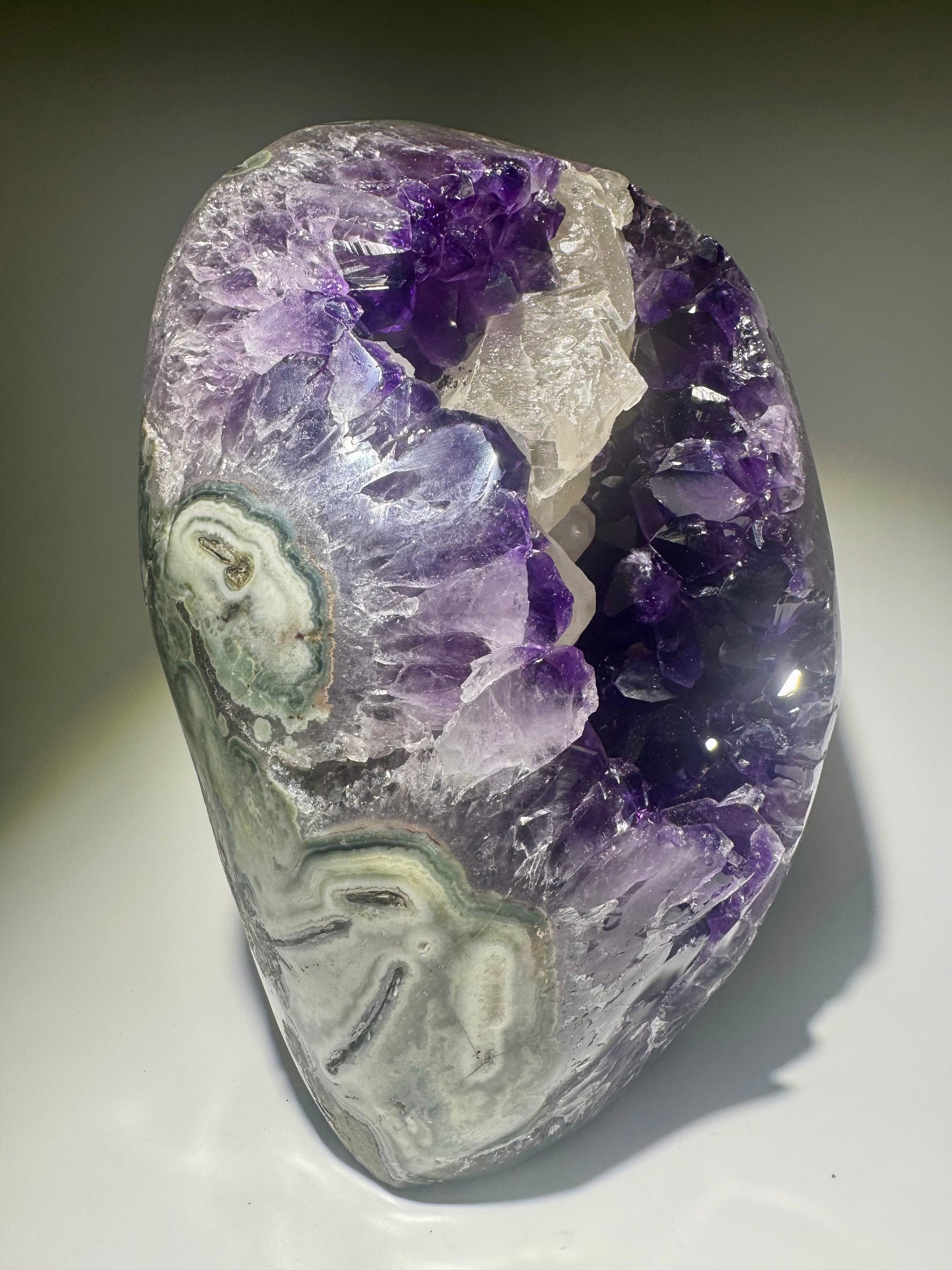 Exklusiver Amethyst mit Kalzit-Formation – Cutbase 21.5 cm – Tiefviolett & sugary – Uruguay Unikat