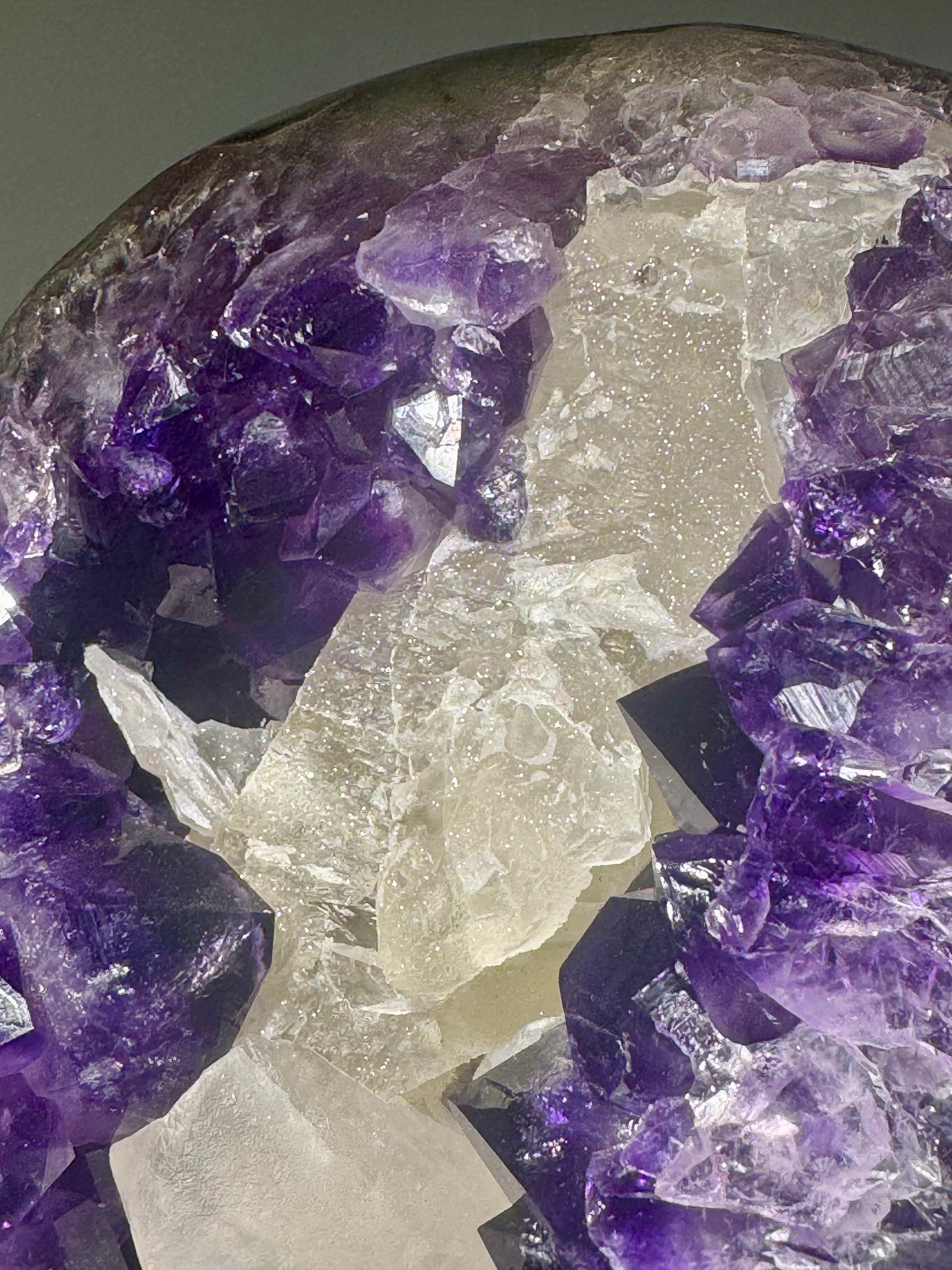 Exklusiver Amethyst mit Kalzit-Formation – Cutbase 21.5 cm – Tiefviolett & sugary – Uruguay Unikat
