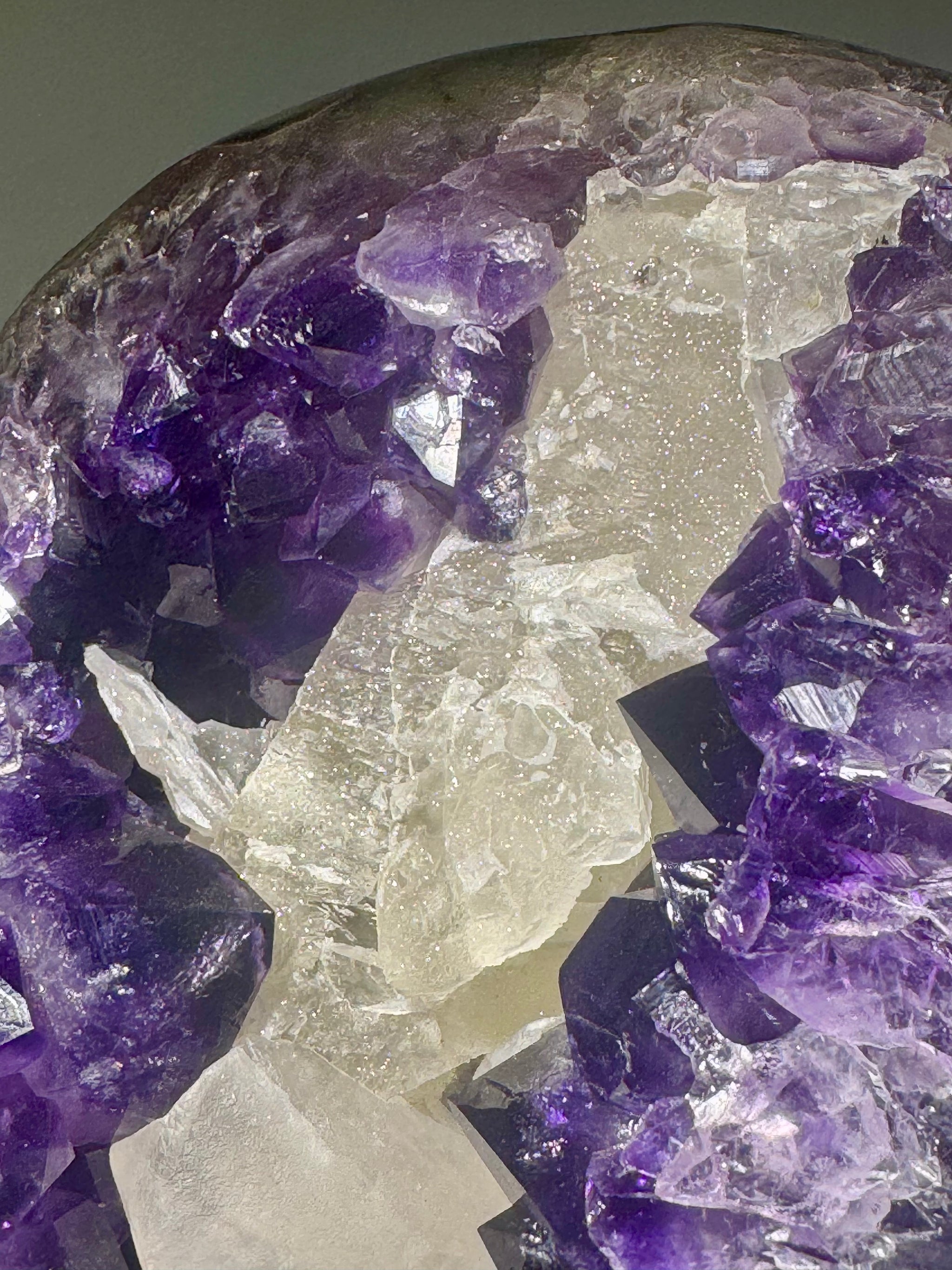 Exklusiver Amethyst mit Kalzit-Formation – Cutbase 21.5 cm – Tiefviolett & sugary – Uruguay Unikat