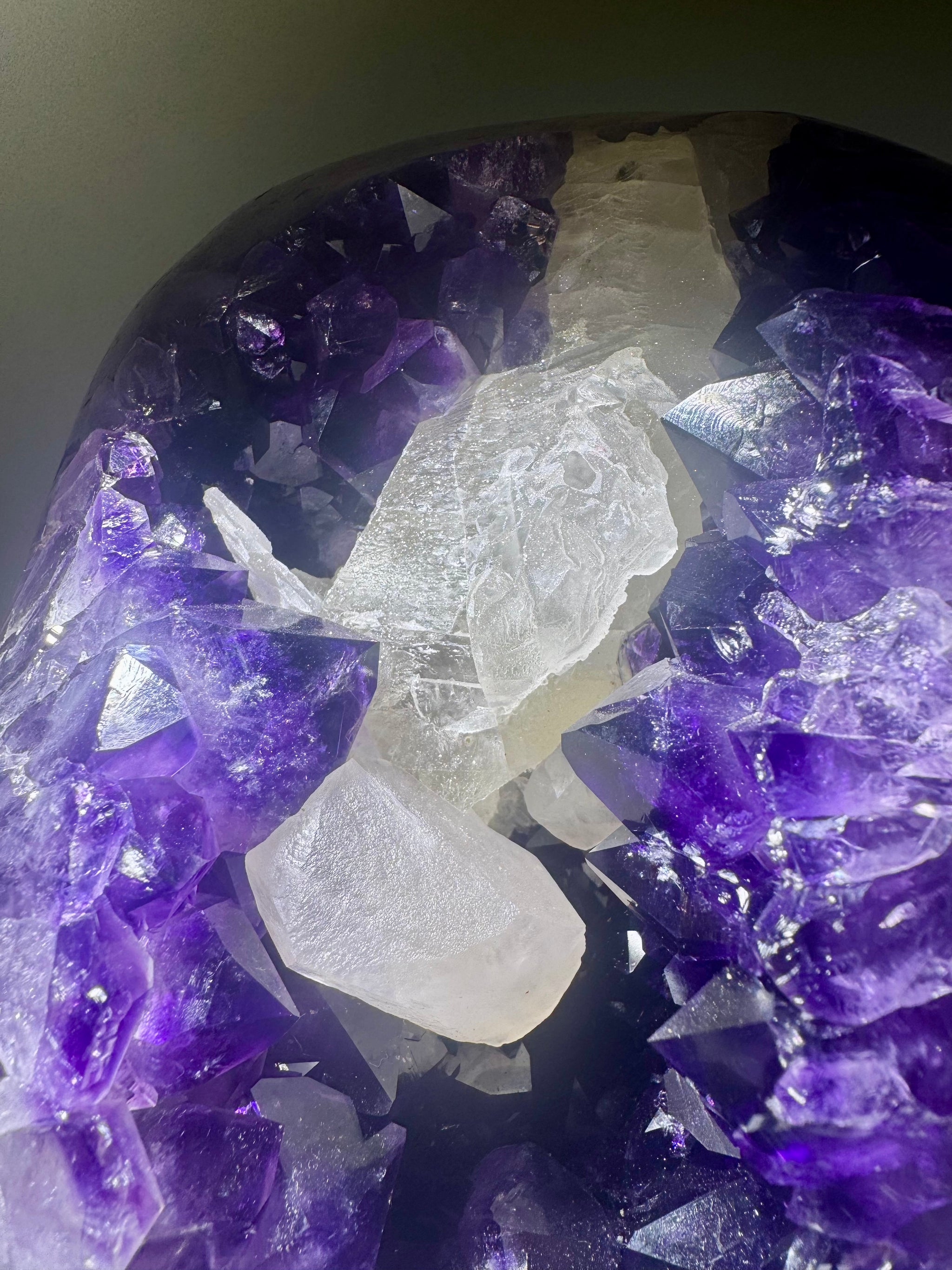 Exklusiver Amethyst mit Kalzit-Formation – Cutbase 21.5 cm – Tiefviolett & sugary – Uruguay Unikat