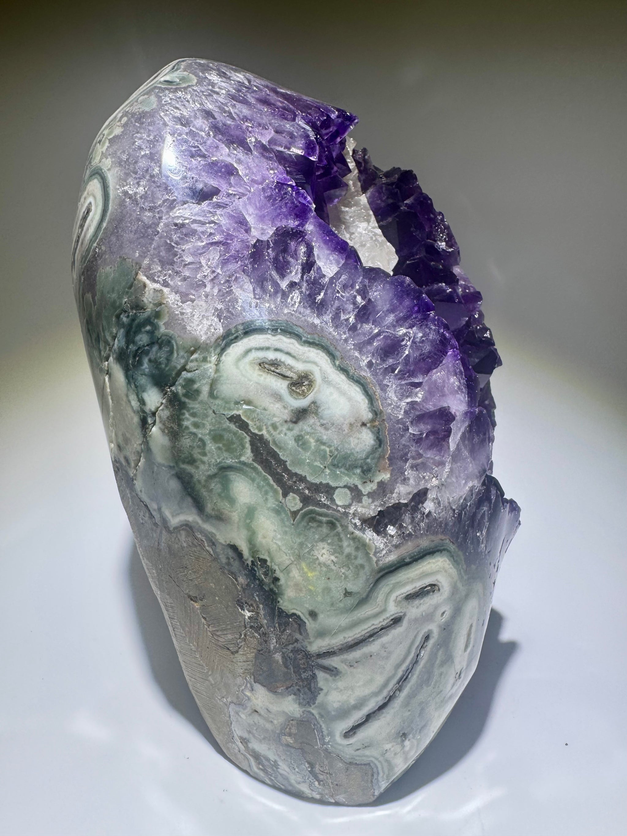 Exklusiver Amethyst mit Kalzit-Formation – Cutbase 21.5 cm – Tiefviolett & sugary – Uruguay Unikat