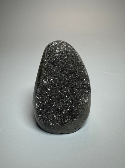 Améthyste taillée rare en noir - 5,5 cm, 109 cm