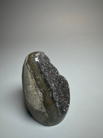 Améthyste taillée rare en noir - 5,5 cm, 109 cm