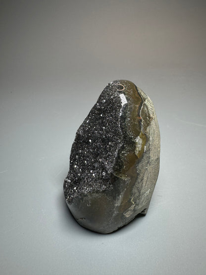 Améthyste taillée rare en noir - 5,5 cm, 109 cm