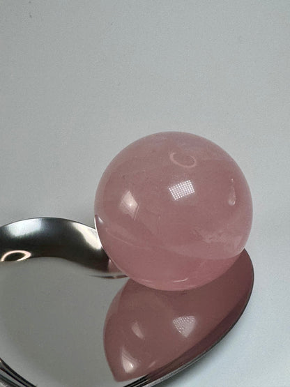 Bezaubernde Rosenquarz Kugel 💗 - 4.7cm, 152g