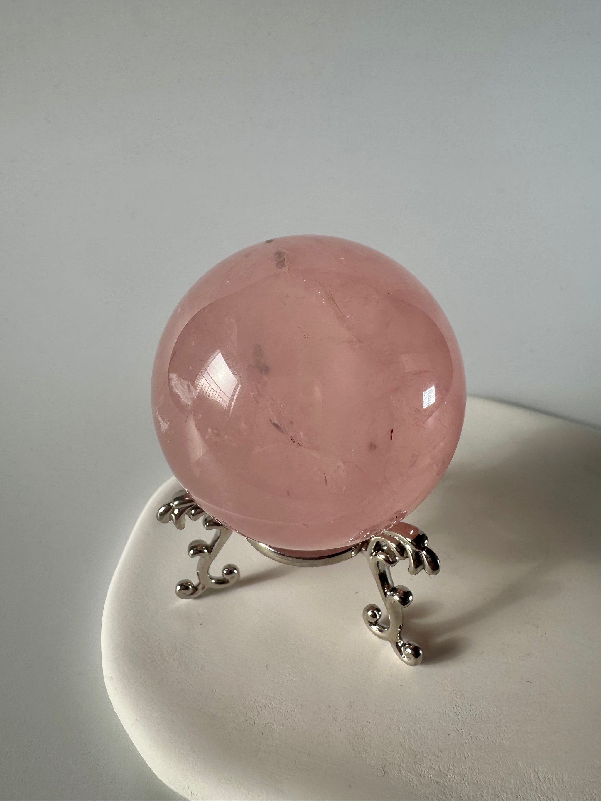 Bezaubernde Rosenquarz Kugel 💗 - 5.4cm, 220g