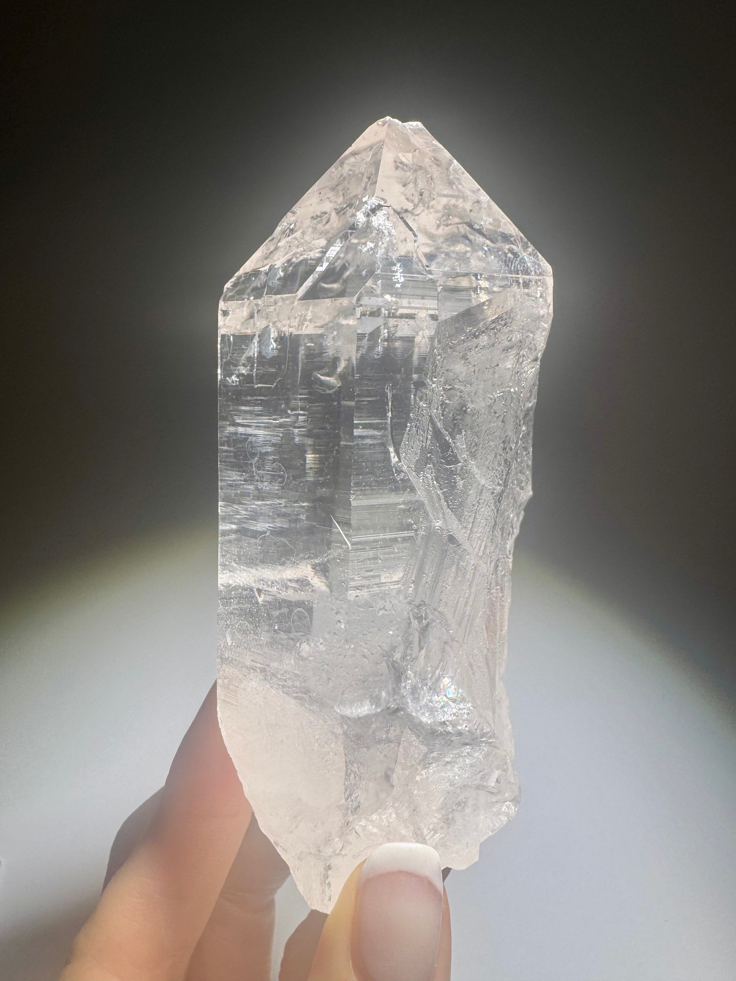 Himalaya-Quarz Spitze mit lemurischen Linien – 11,7 cm – einzigartiger Hochgebirgskristall mit natürlichem Funkeln