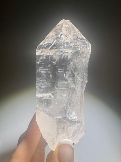 Himalaya-Quarz Spitze mit lemurischen Linien – 11,7 cm – einzigartiger Hochgebirgskristall mit natürlichem Funkeln