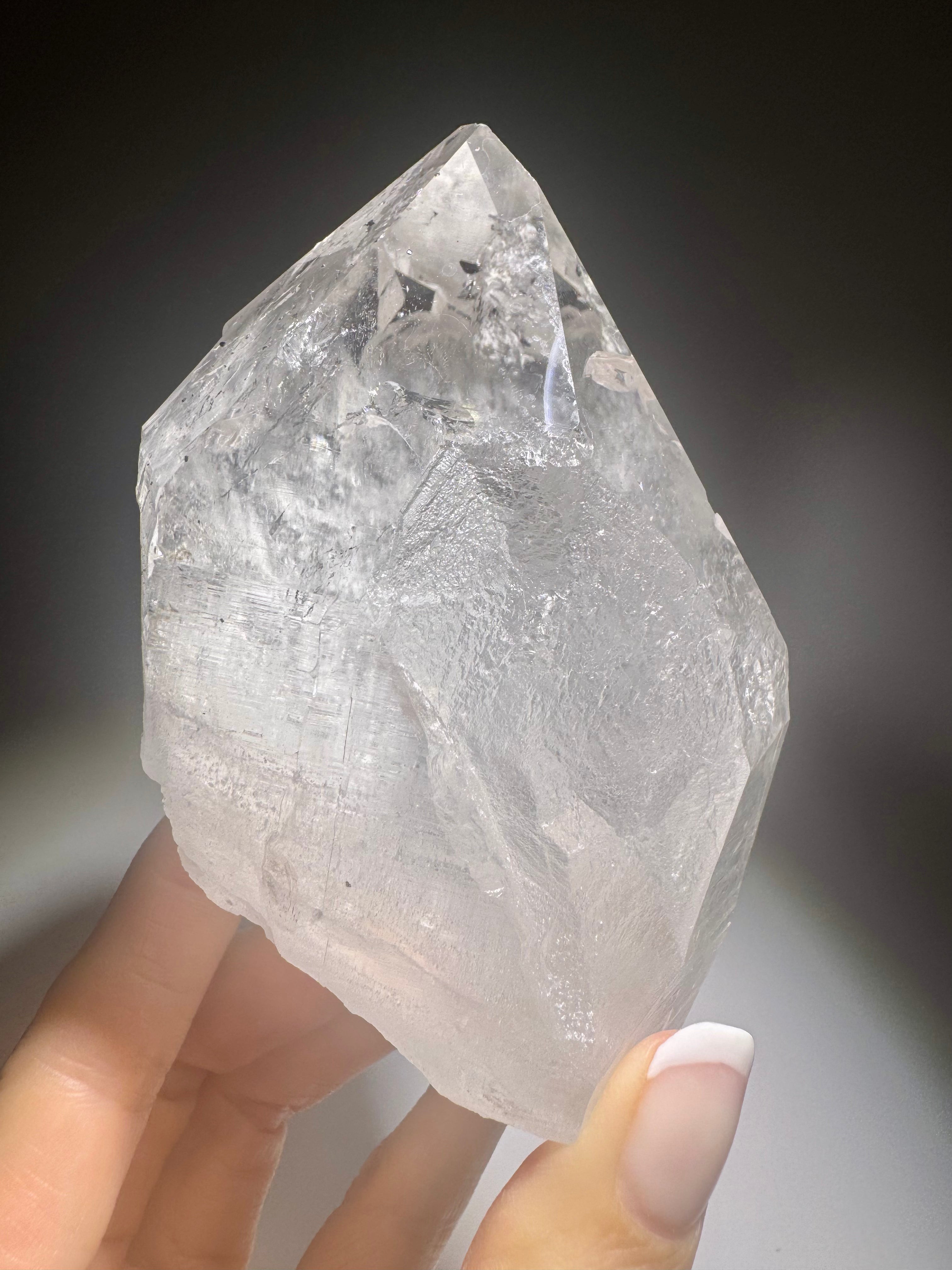 Himalaya Quarzspitze – 11 cm, 495 g – klare Kristallspitze in Museumsqualität