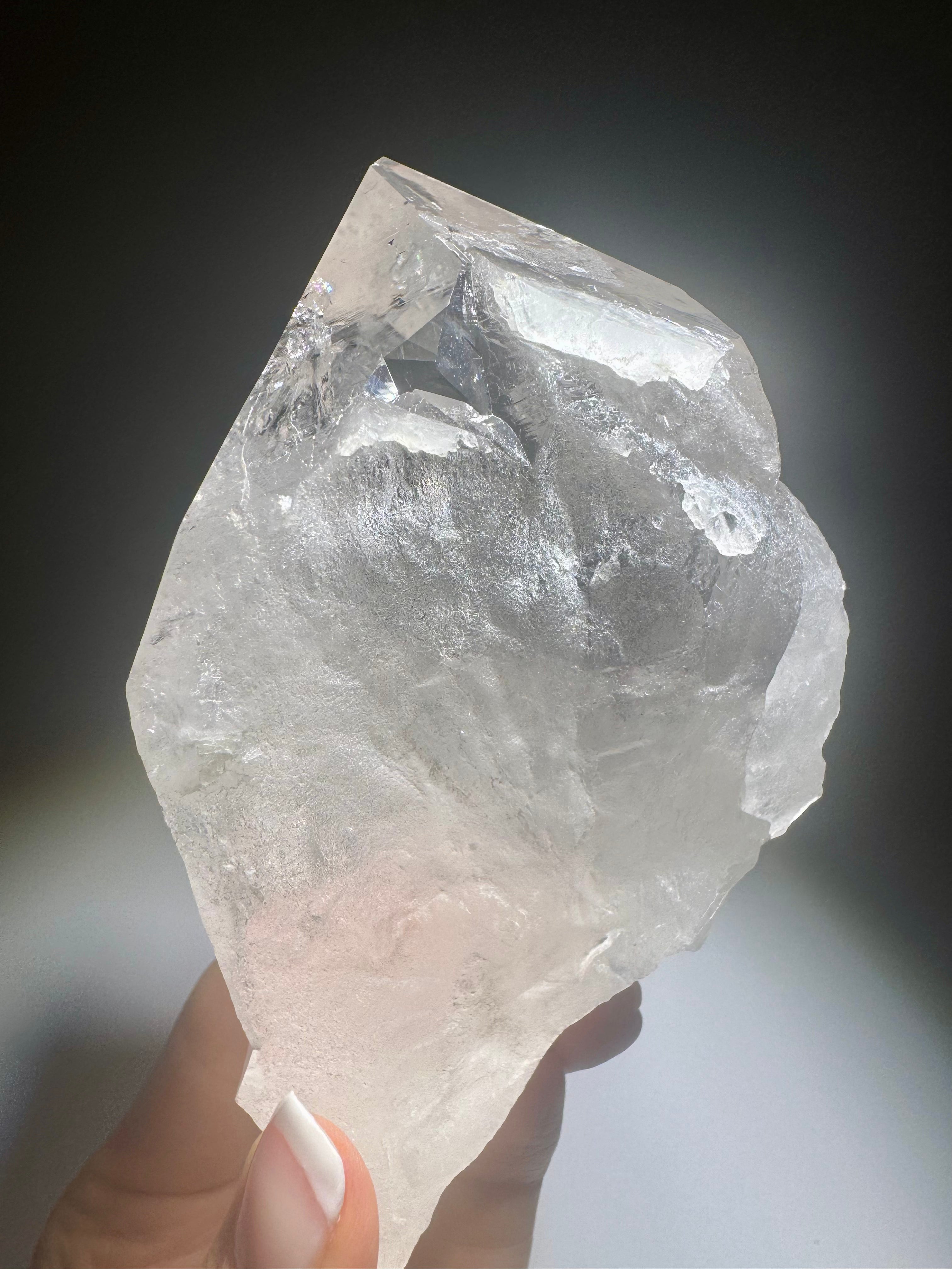 Himalaya Quarzspitze – 11 cm, 495 g – klare Kristallspitze in Museumsqualität