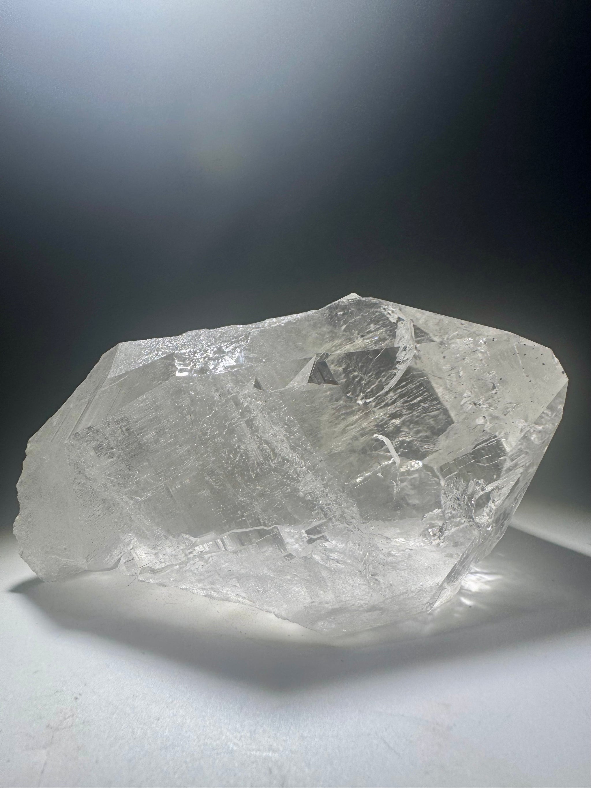 Himalaya Quarzspitze – 11 cm, 495 g – klare Kristallspitze in Museumsqualität