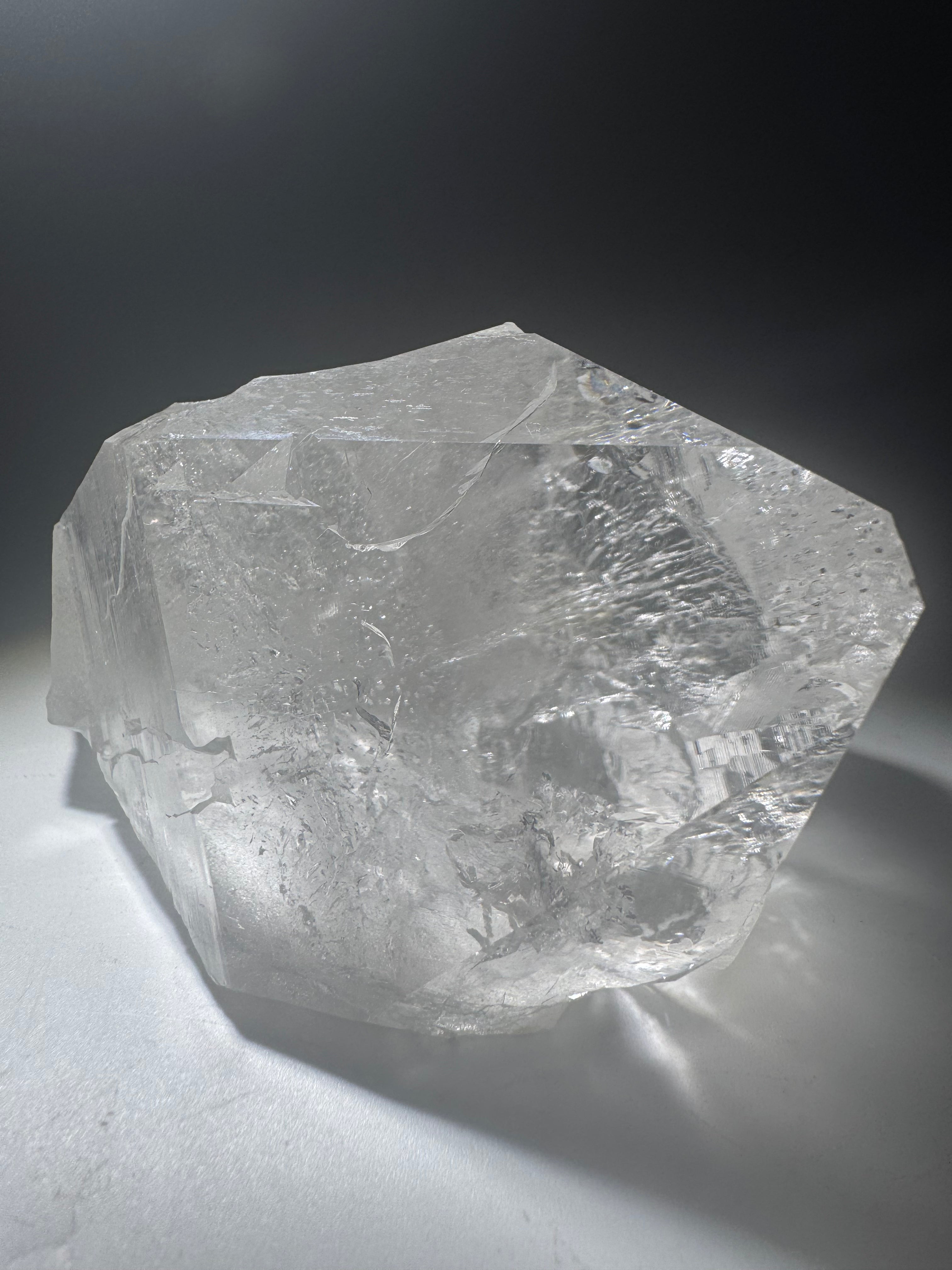 Himalaya Quarzspitze – 11 cm, 495 g – klare Kristallspitze in Museumsqualität