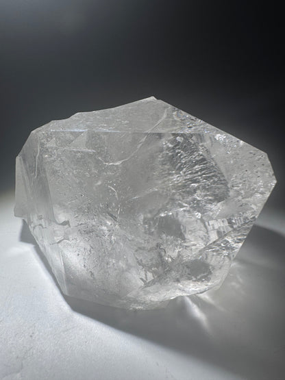 Himalaya Quarzspitze – 11 cm, 495 g – klare Kristallspitze in Museumsqualität