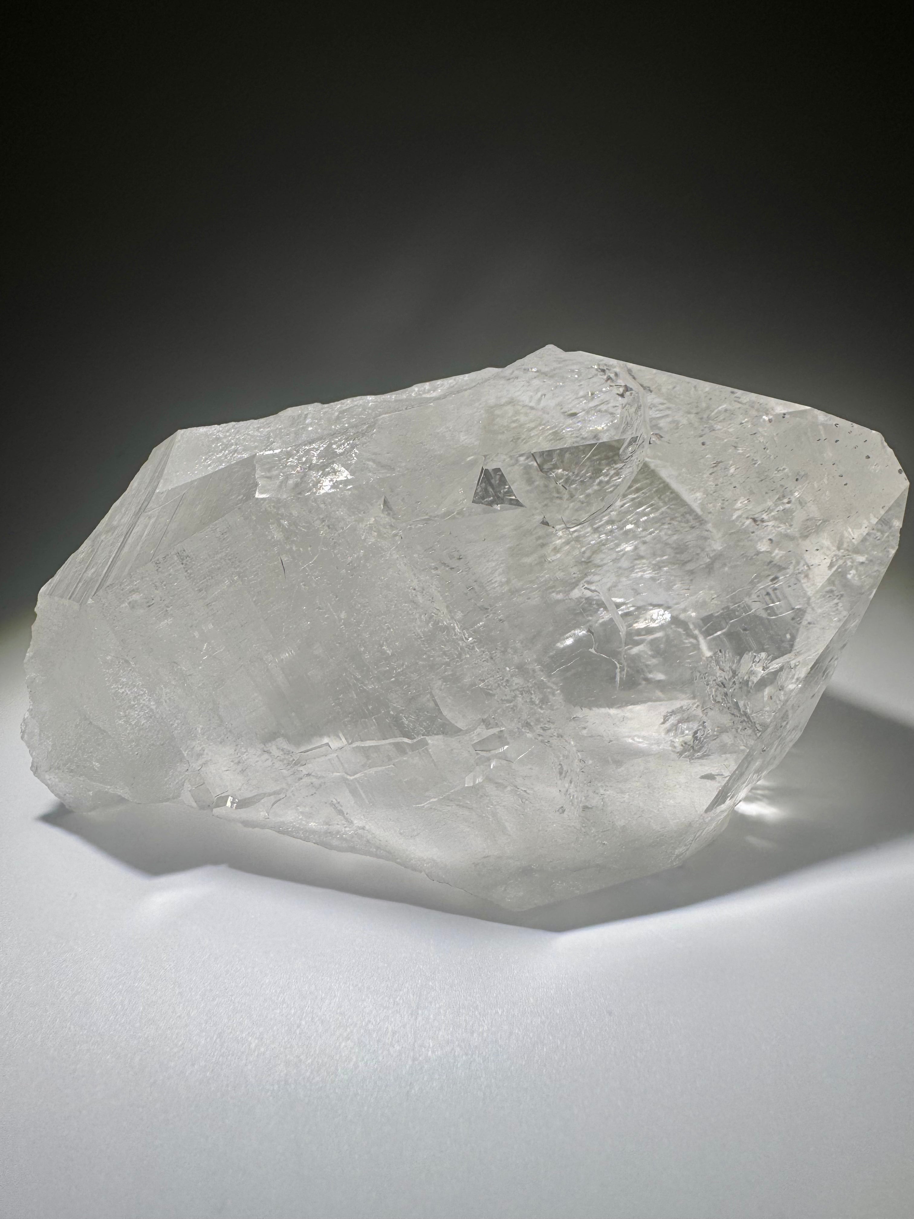 Himalaya Quarzspitze – 11 cm, 495 g – klare Kristallspitze in Museumsqualität