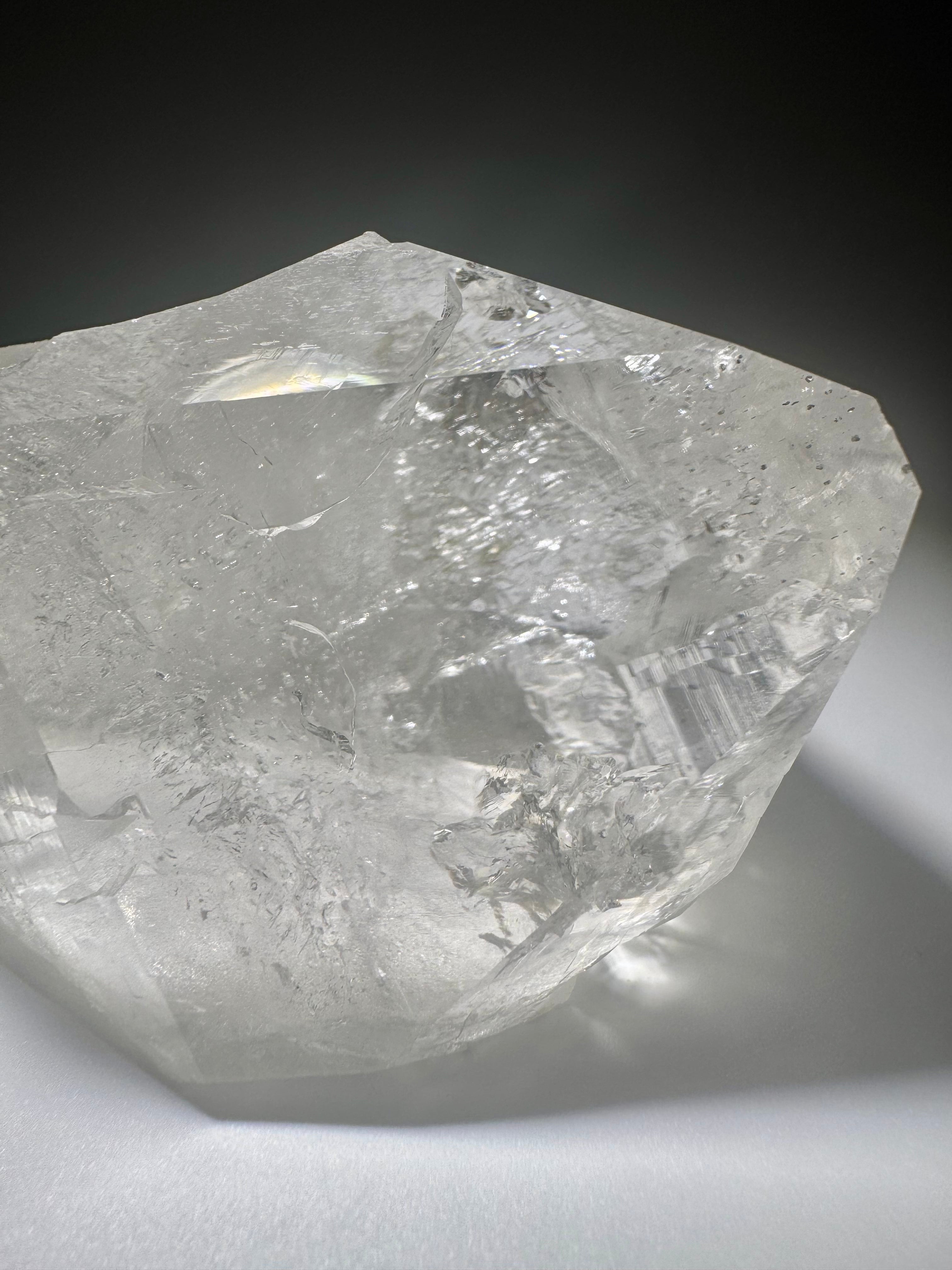 Himalaya Quarzspitze – 11 cm, 495 g – klare Kristallspitze in Museumsqualität