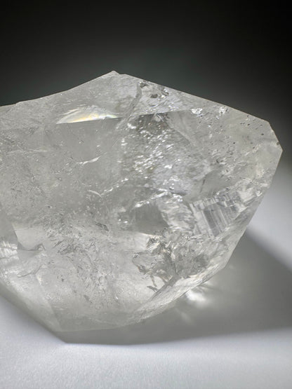 Himalaya Quarzspitze – 11 cm, 495 g – klare Kristallspitze in Museumsqualität