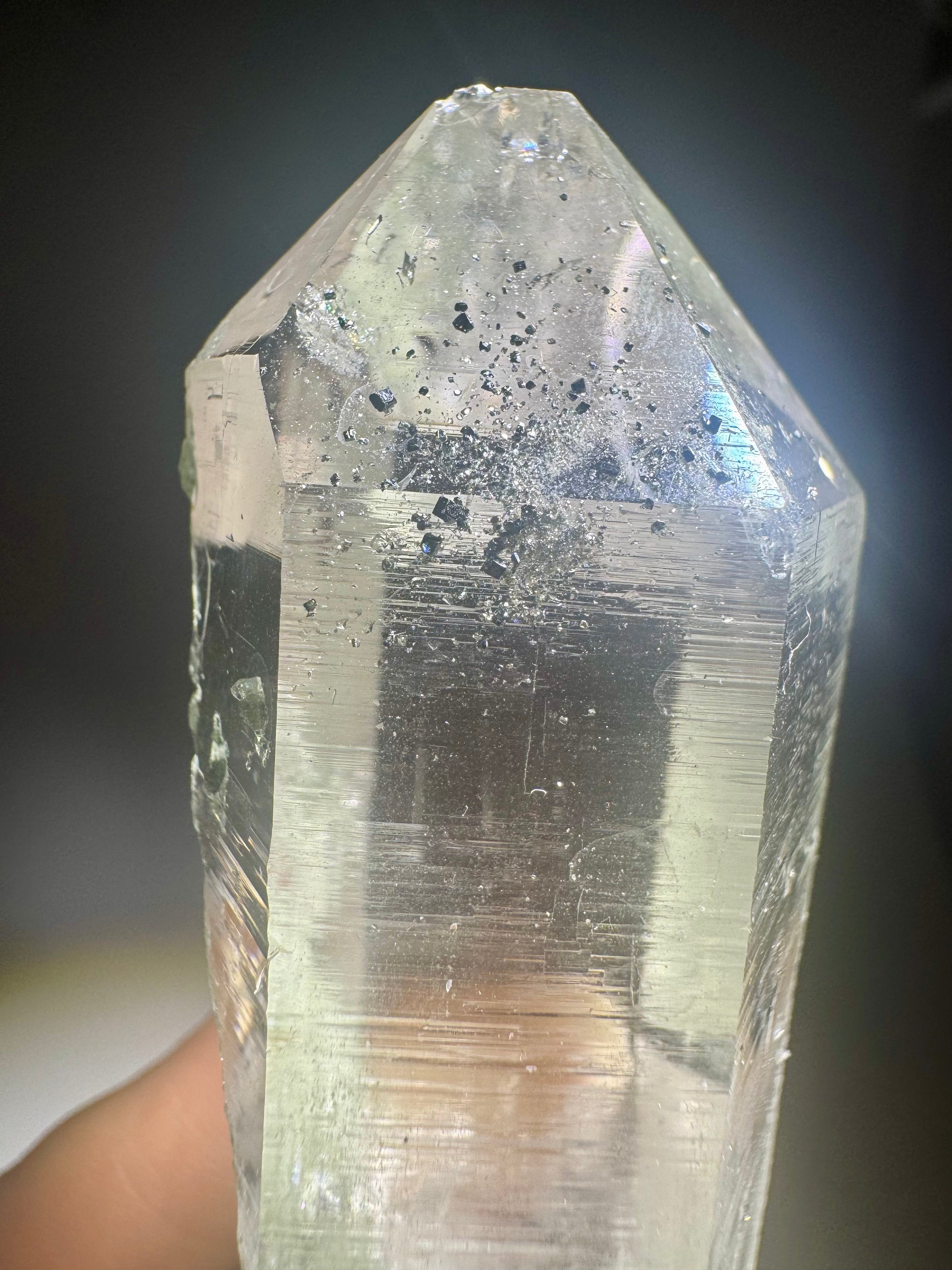 Himalaya Quarz Spitze mit Chlorit & Hämatit – 8.8 cm, 126 g – Museumsqualität